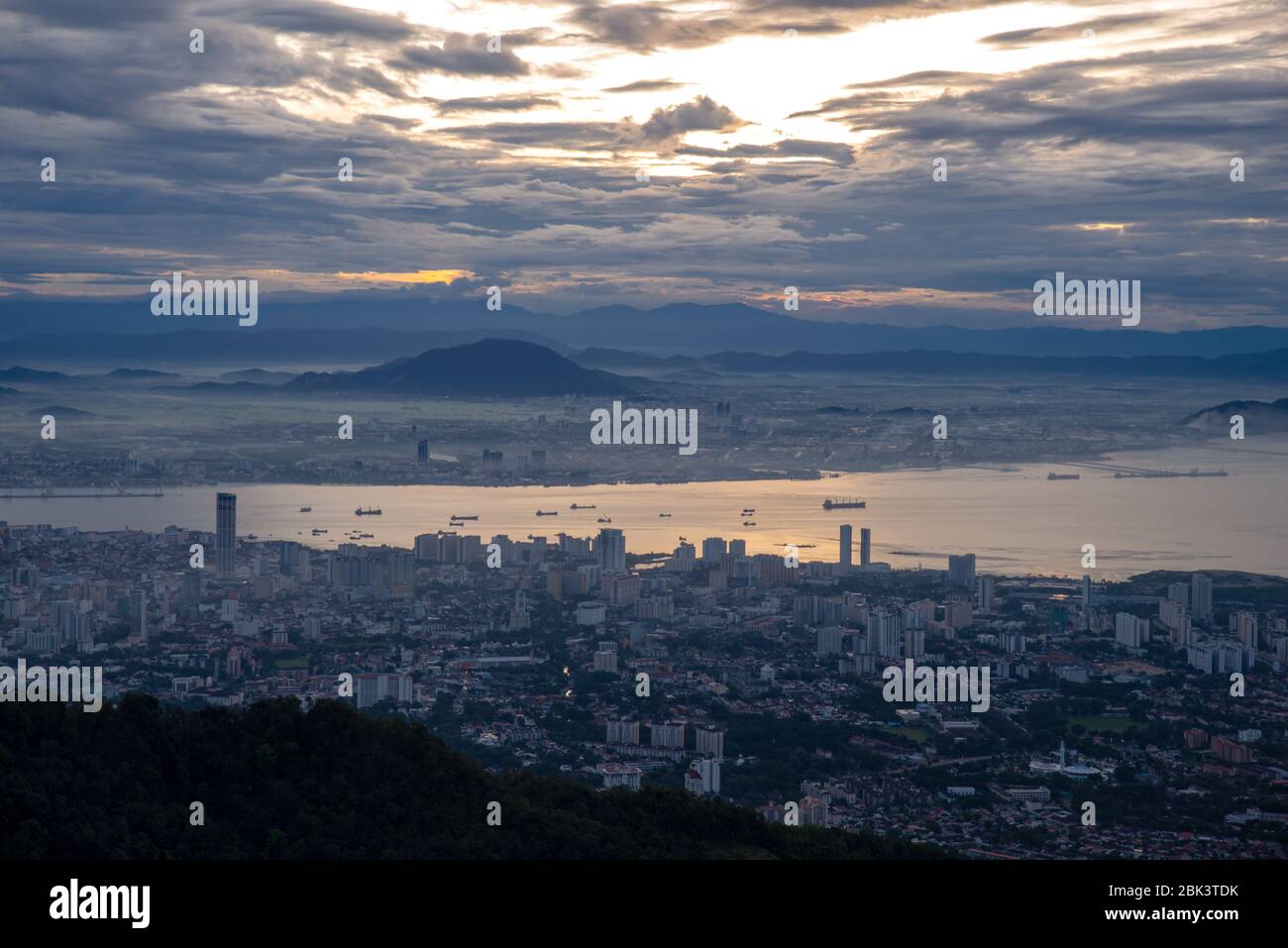 Luftaufnahme Georgetown von Penang Hill. Hintergrund ist Seberang Perai. Stockfoto