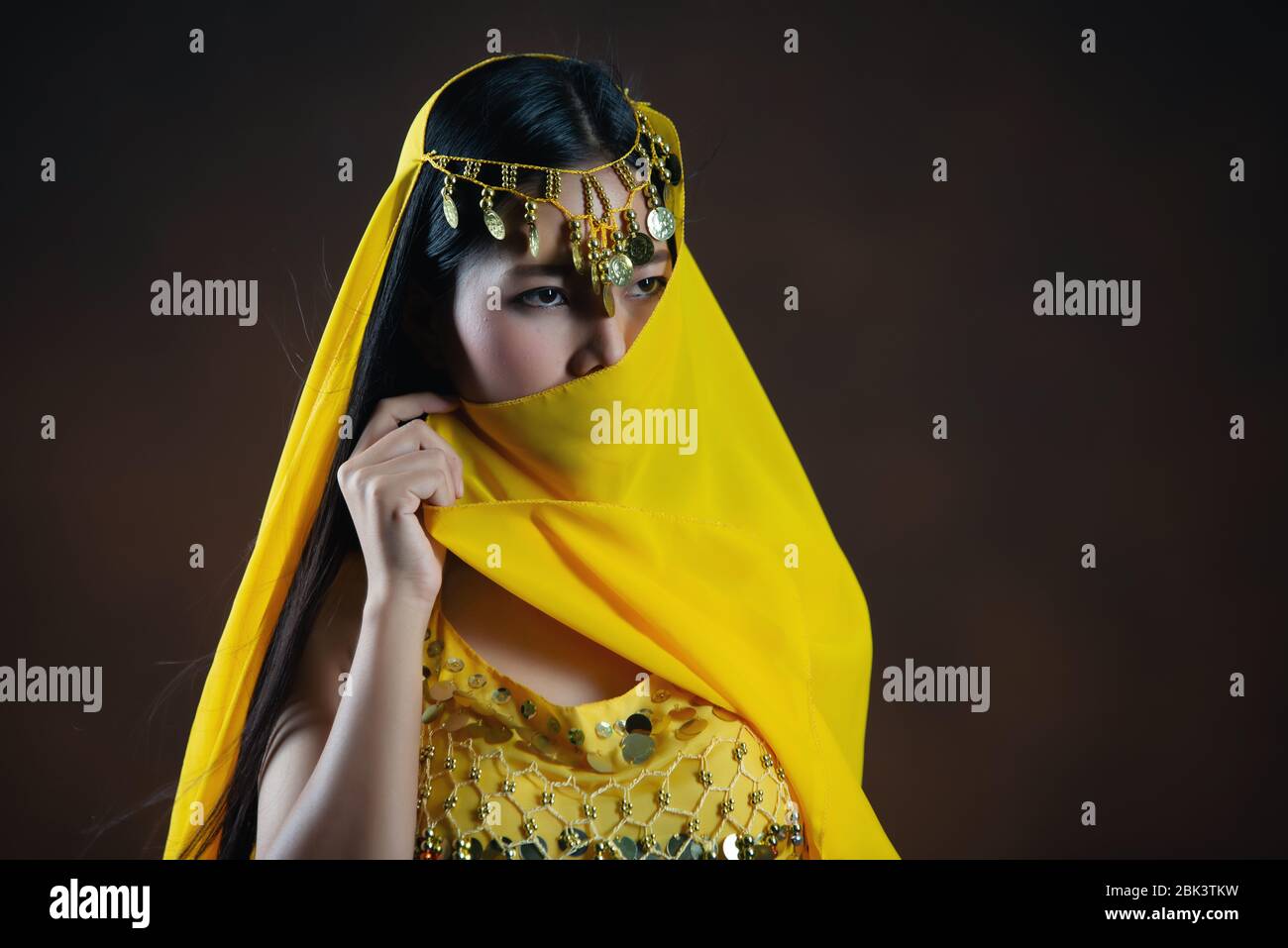 Schöne indische junge hindu Frau Modell.Traditional Indische Kostüm gelb saree. Stockfoto