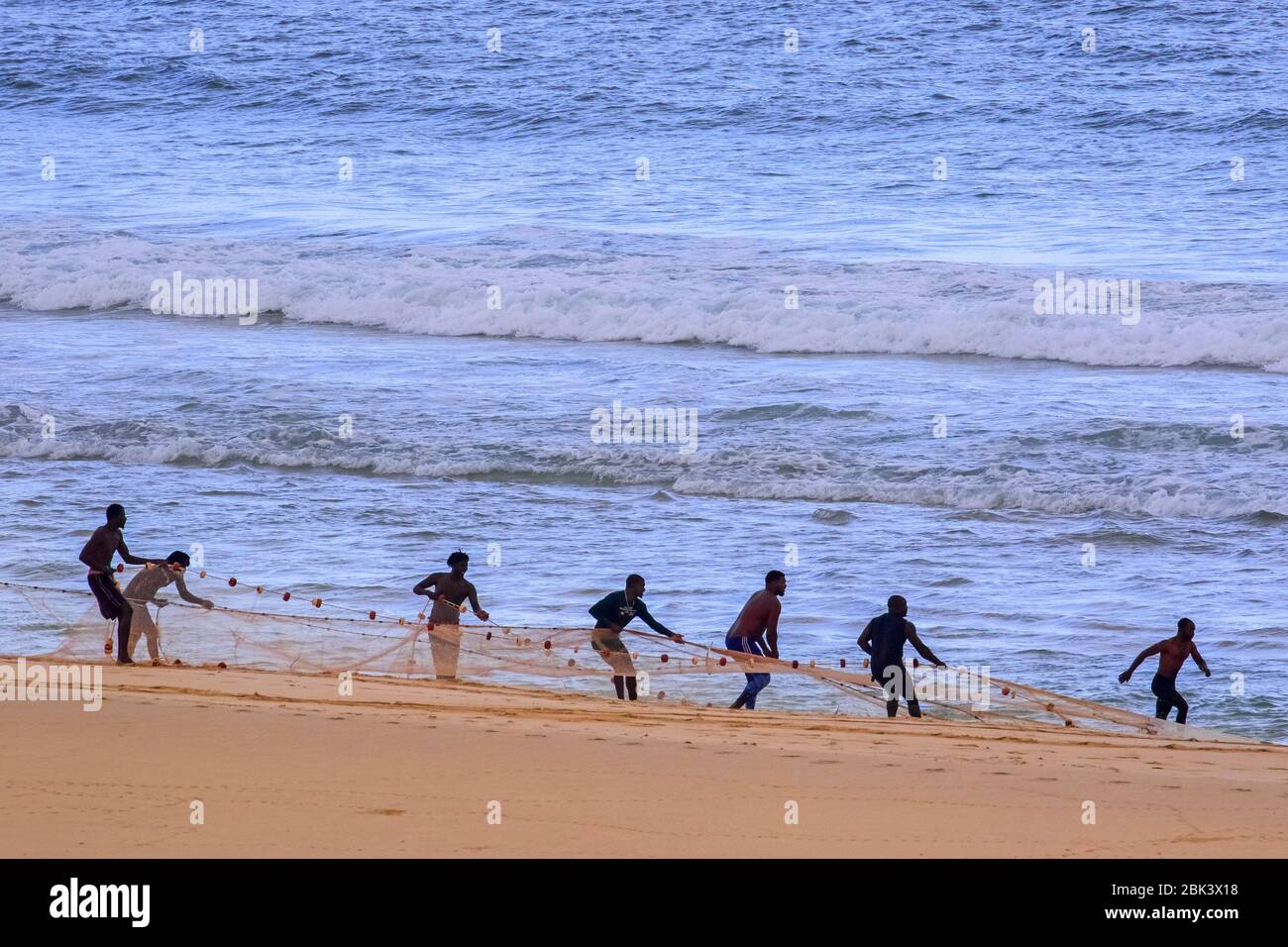 Fischer schleppen illegales Fangnetz am Strand von Rabil auf der Insel Boa Vista, Kap Verde / Cabo Verde Archipel im Atlantik Stockfoto