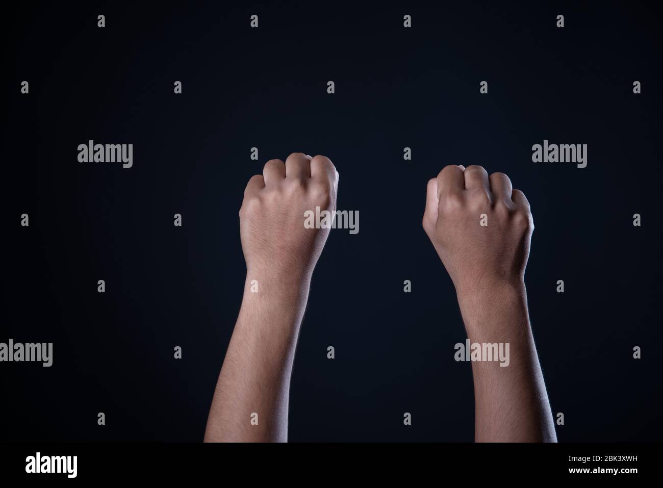 Mann Hand Messung unsichtbare Gegenstände. Isoliert auf Grau Stockfoto