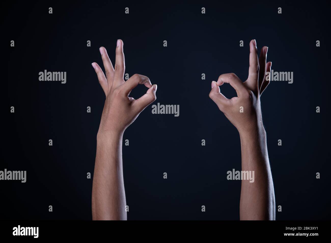 Mann Hand Messung unsichtbare Gegenstände. Isoliert auf Grau Stockfoto