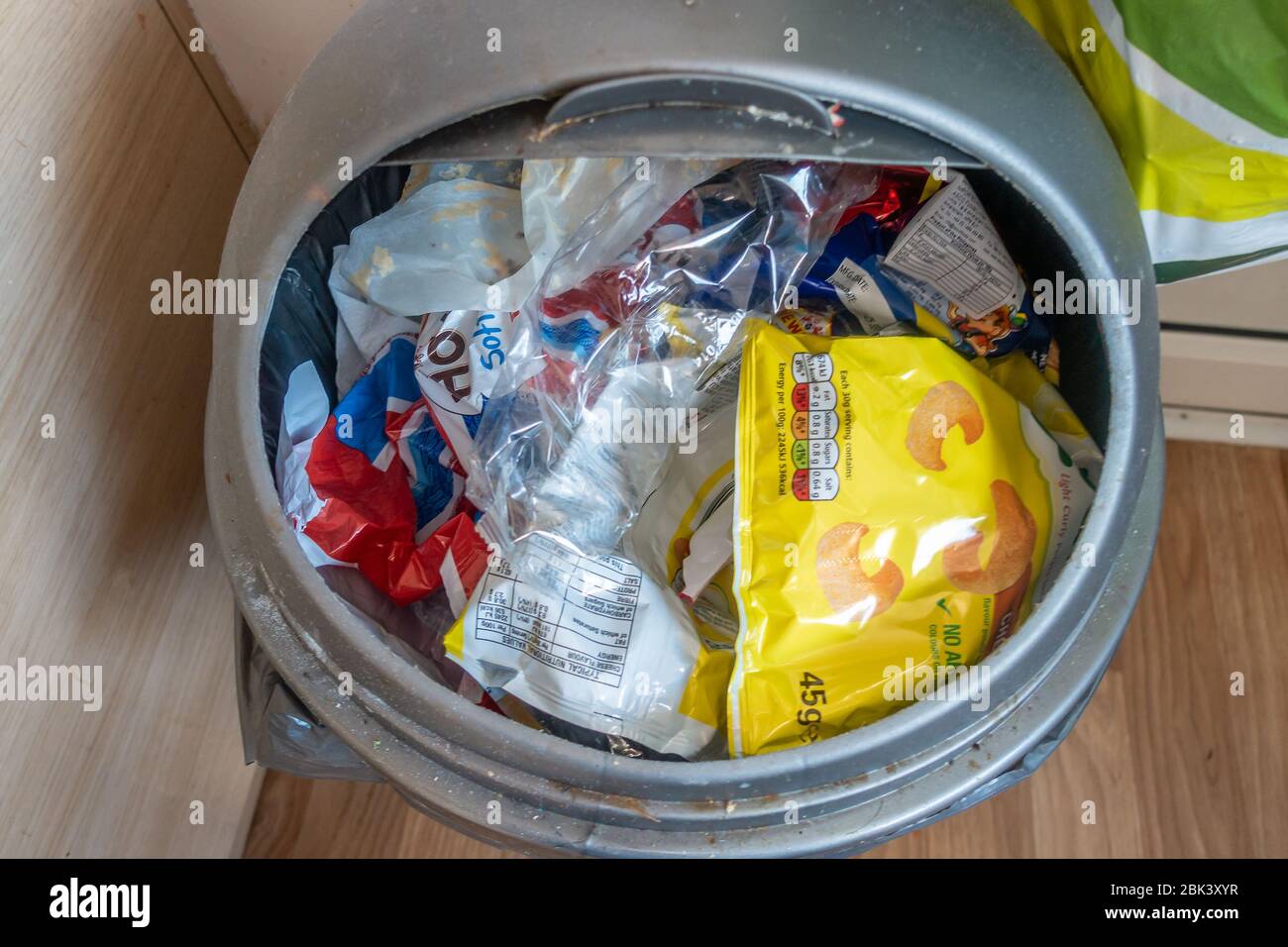 Nahaufnahme eines kompletten Küchenbehälters mit Hausmüll, der für die Deponie bestimmt ist. Stockfoto