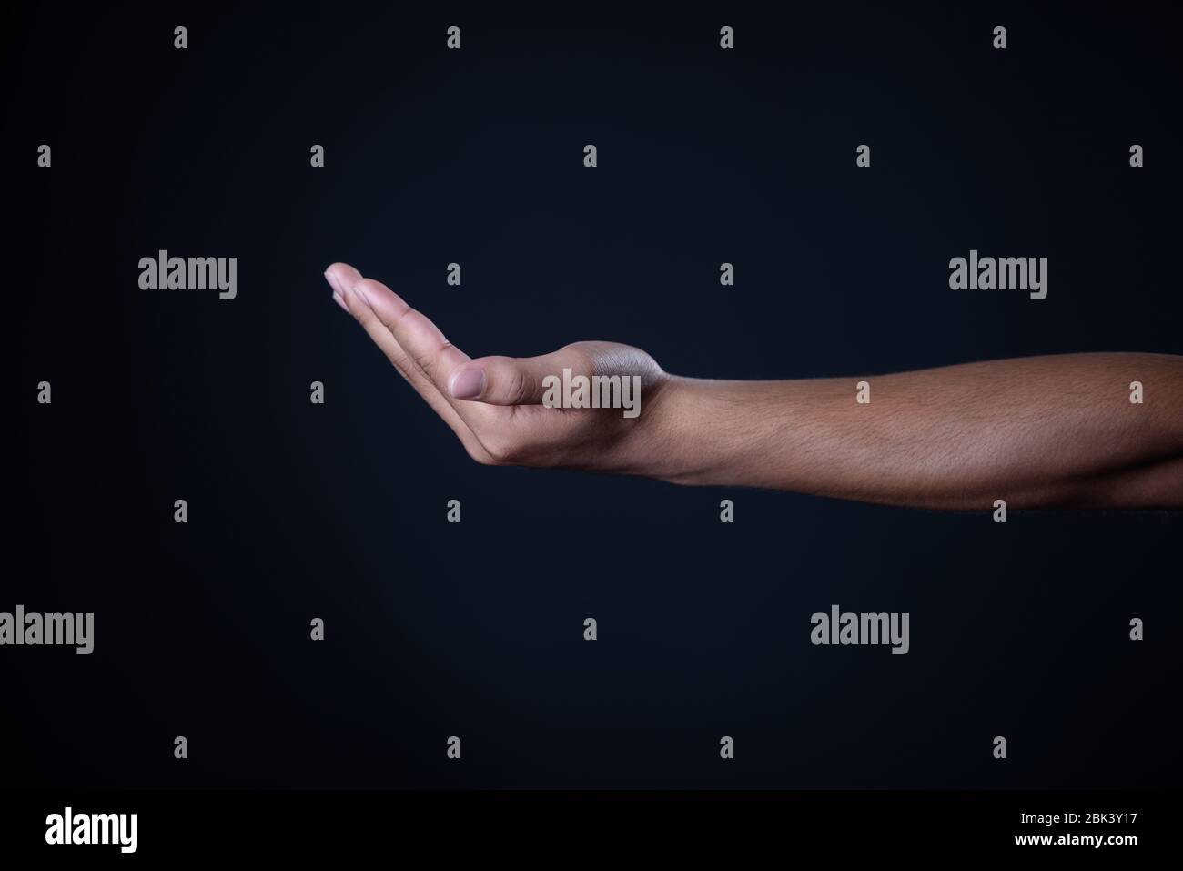 Mann Hand Messung unsichtbare Gegenstände. Isoliert auf Grau Stockfoto