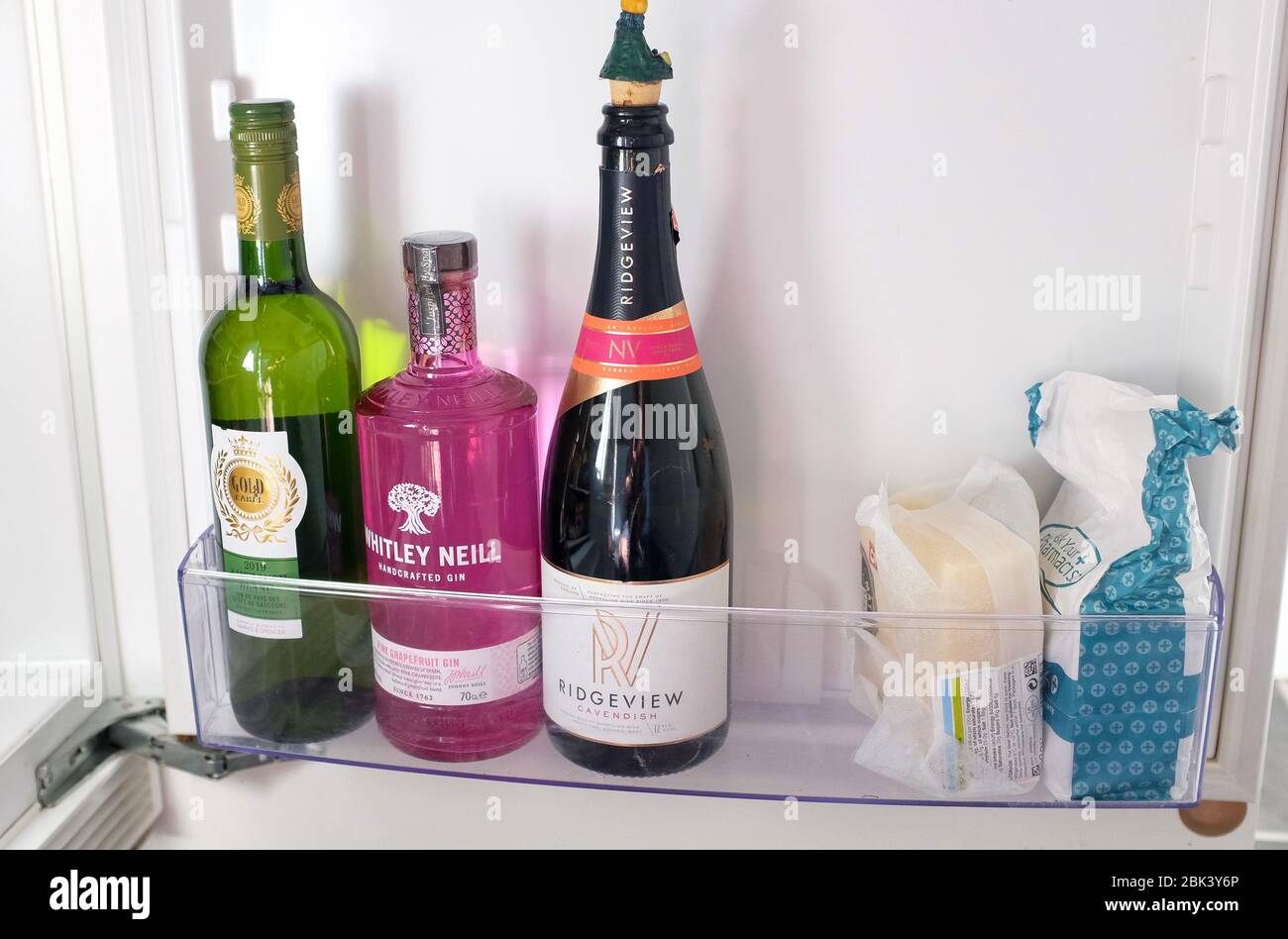 Flaschen Wein Gin und Ridgeview Englisch Sekt in einem kalten Kühlschrank  Stockfotografie - Alamy