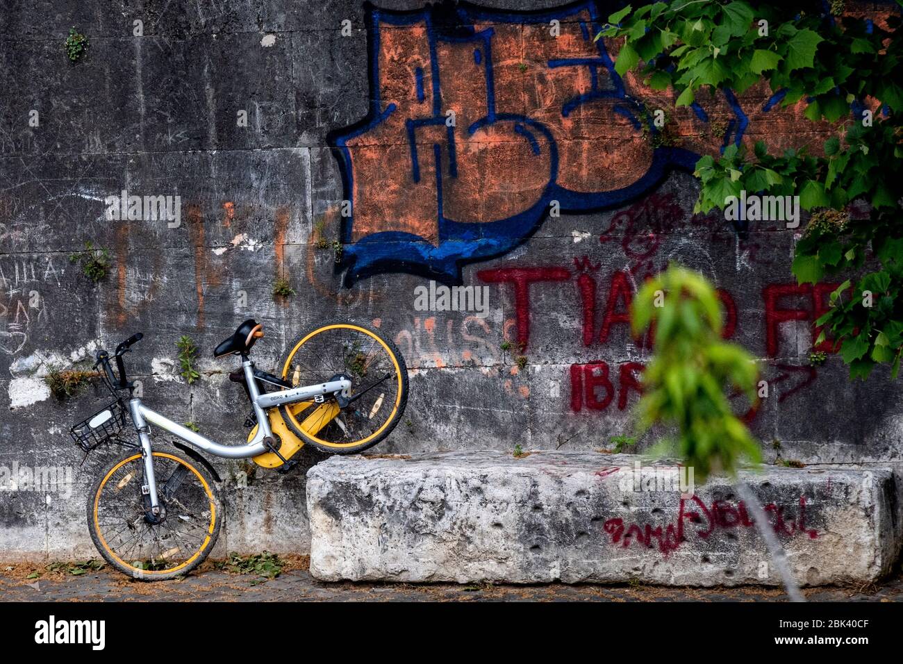 Rom, Italien. April 2020. Ein Fahrrad am Tiber-Ufer während der italienischen Sperrung aufgrund der Covid-19-Pandemie. Am 4. Mai wird die Phase 2 der Maßnahmen gegen Pandemie, die von der italienischen Regierung angenommen, dass einige Bau-und Fabrikarbeiter wieder an die Arbeit gehen zu starten. Kredit: Insidefoto srl/Alamy Live News Stockfoto