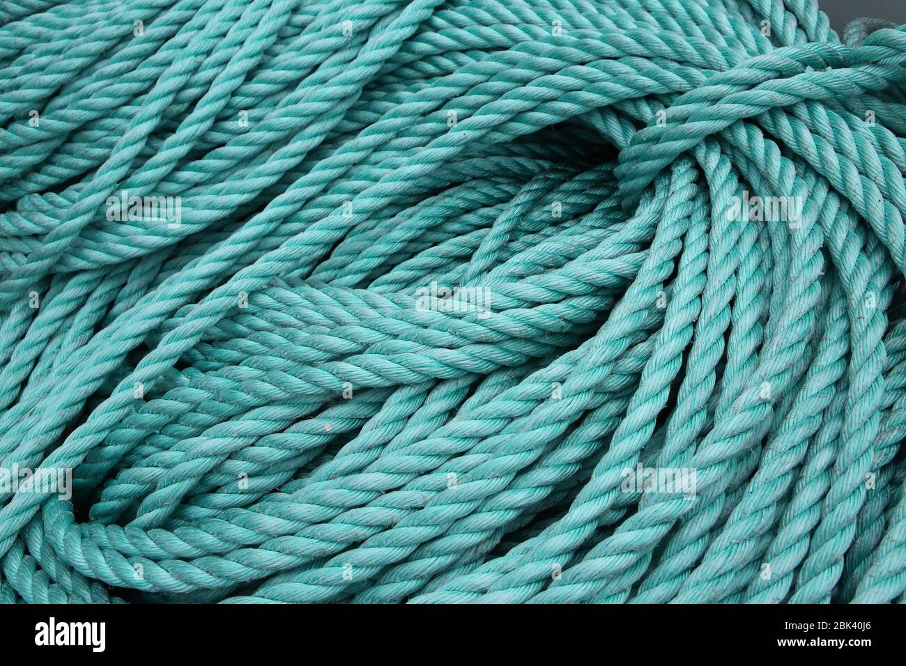 Nahaufnahme von grünem blauem Türkis Seil zum Angeln oder Segeln, Norwegen. Stockfoto