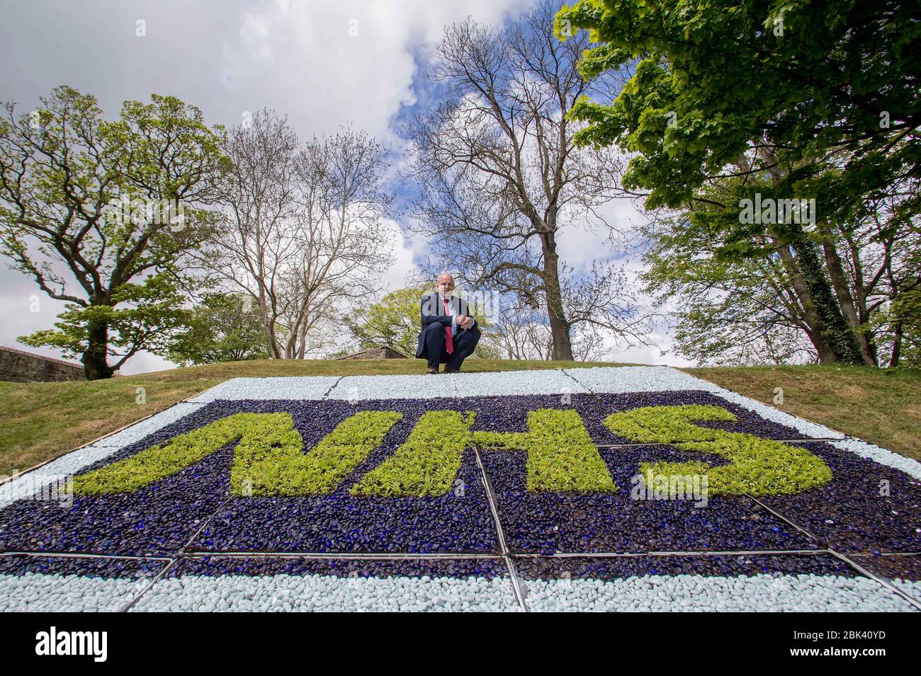 Lisburn, Nordirland. Mai 2020. Der Stadtrat von Lisburn & Castlereagh pflanzt drei Blumenbeete, um das selbstlose Engagement unserer Mitarbeiter im Gesundheitswesen zu erkennen, die während der Coronavirus-Pandemie für die Rettung von Menschenleben arbeiten. Die erste befindet sich in Castle Gardens, Lisburn und ist von der Queen's Road aus sichtbar. Die beiden anderen werden nächste Woche im Moat Park, Dundonald gegenüber dem Ulster Hospital und am Hillsborough-Kreisverkehr auf der A1 stattfinden. Quelle: Steven McAuley/Alamy Live News Stockfoto