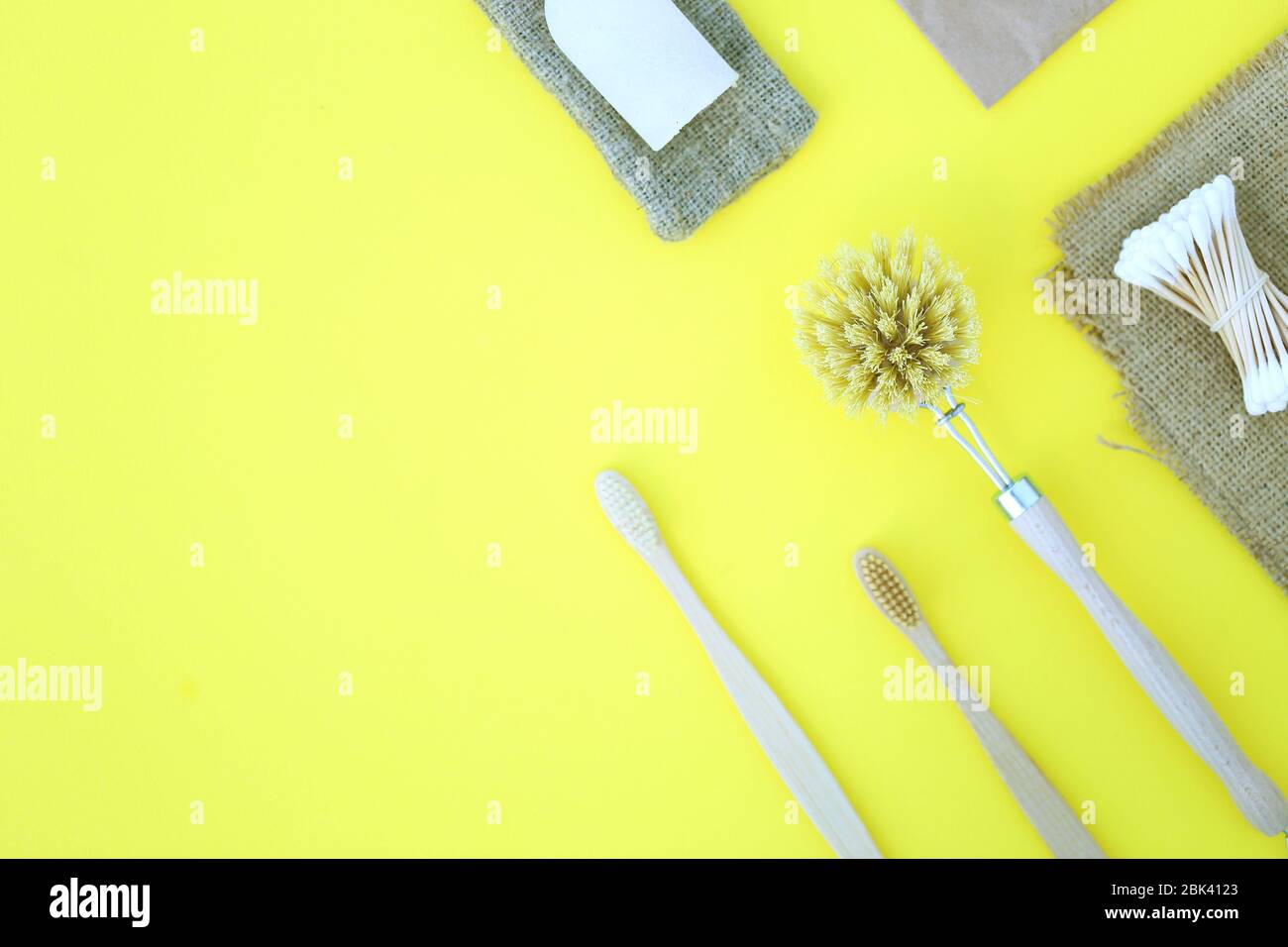 Öko Produkt auf dem gelben Hintergrund mit Holzwaren wie Toothe Bürste Wattestäbchen Stockfoto