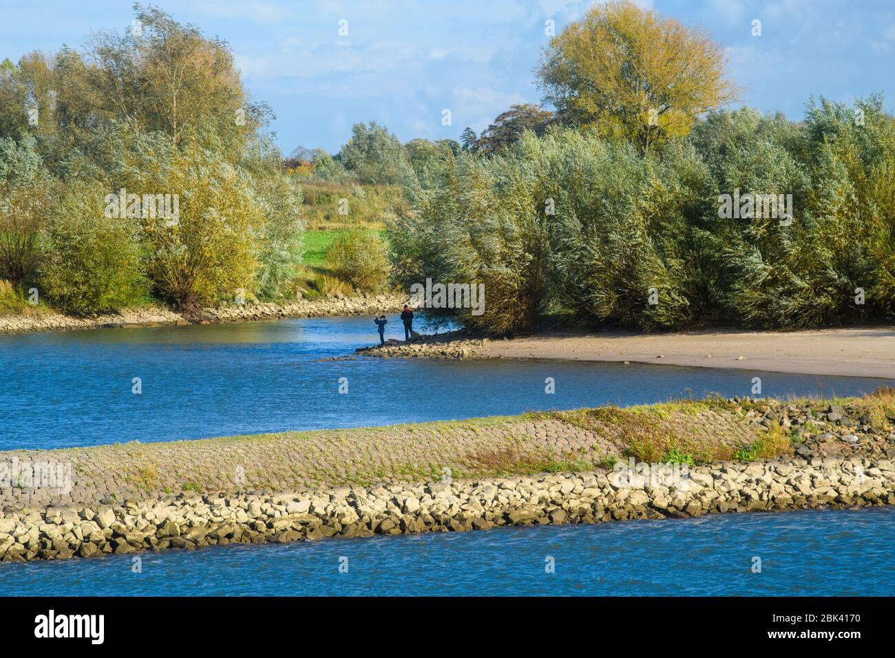 Niederländische Landschaft in der Nähe des Waal River, Waal River, Gelderland, Niederlande Stockfoto