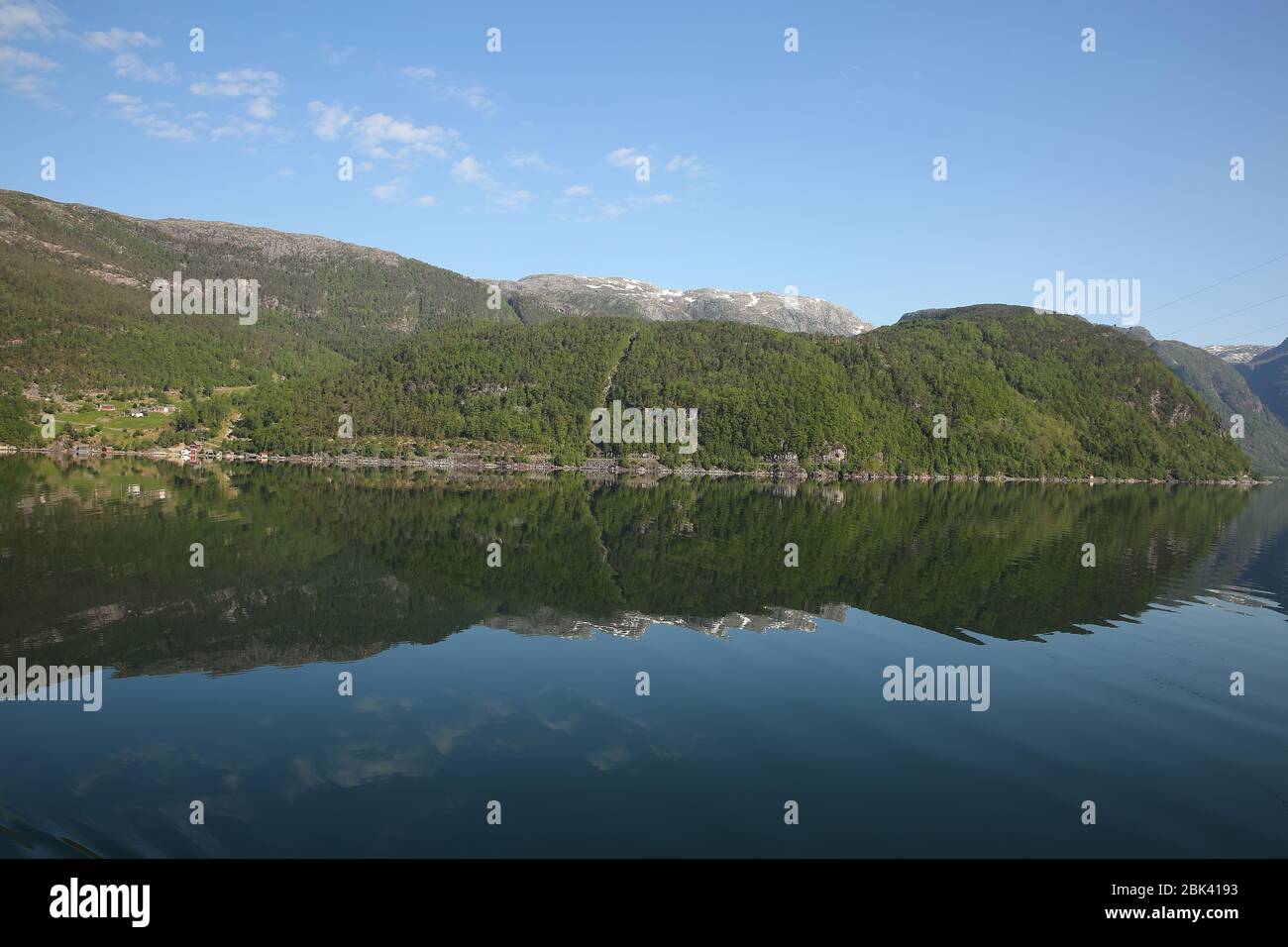 Schöne Landschaft im Fjord, mit Reflexionen der Berge im Wasser. Peace & Tranquility, Rosendal, Hardangerfjord, Norwegen. Stockfoto