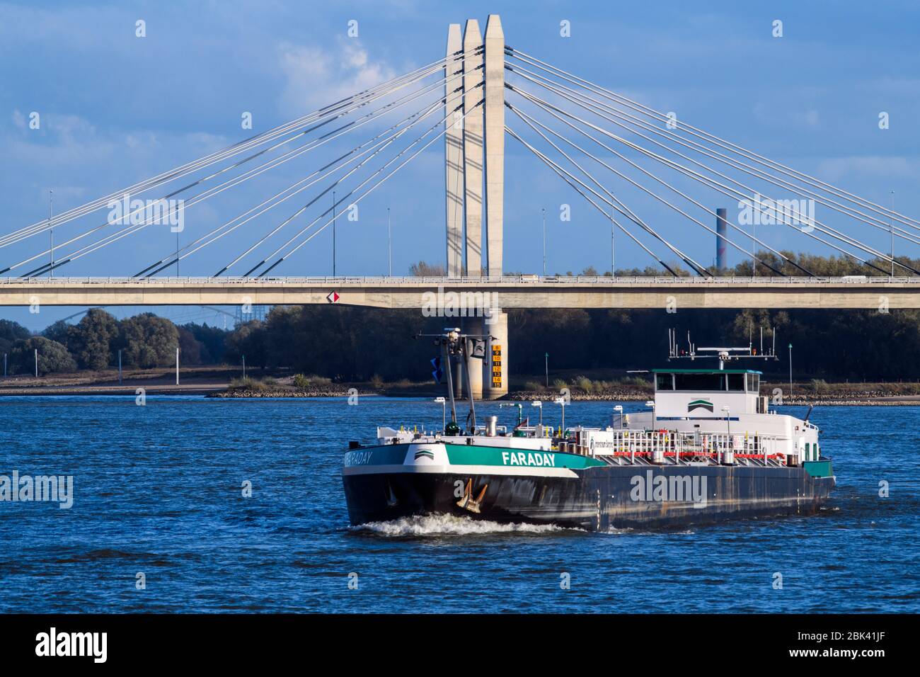 Ewijk-Brücke - eine Hängebrücke über den Waal Fluss, Ewijk, Gelderland, Niederlande Stockfoto