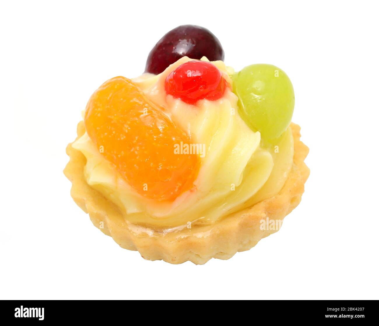 Cupcake mit Vanillecreme, Obststücken und Gelatineauflage in der Nähe. Isoliert auf weißem Hintergrund. Stockfoto