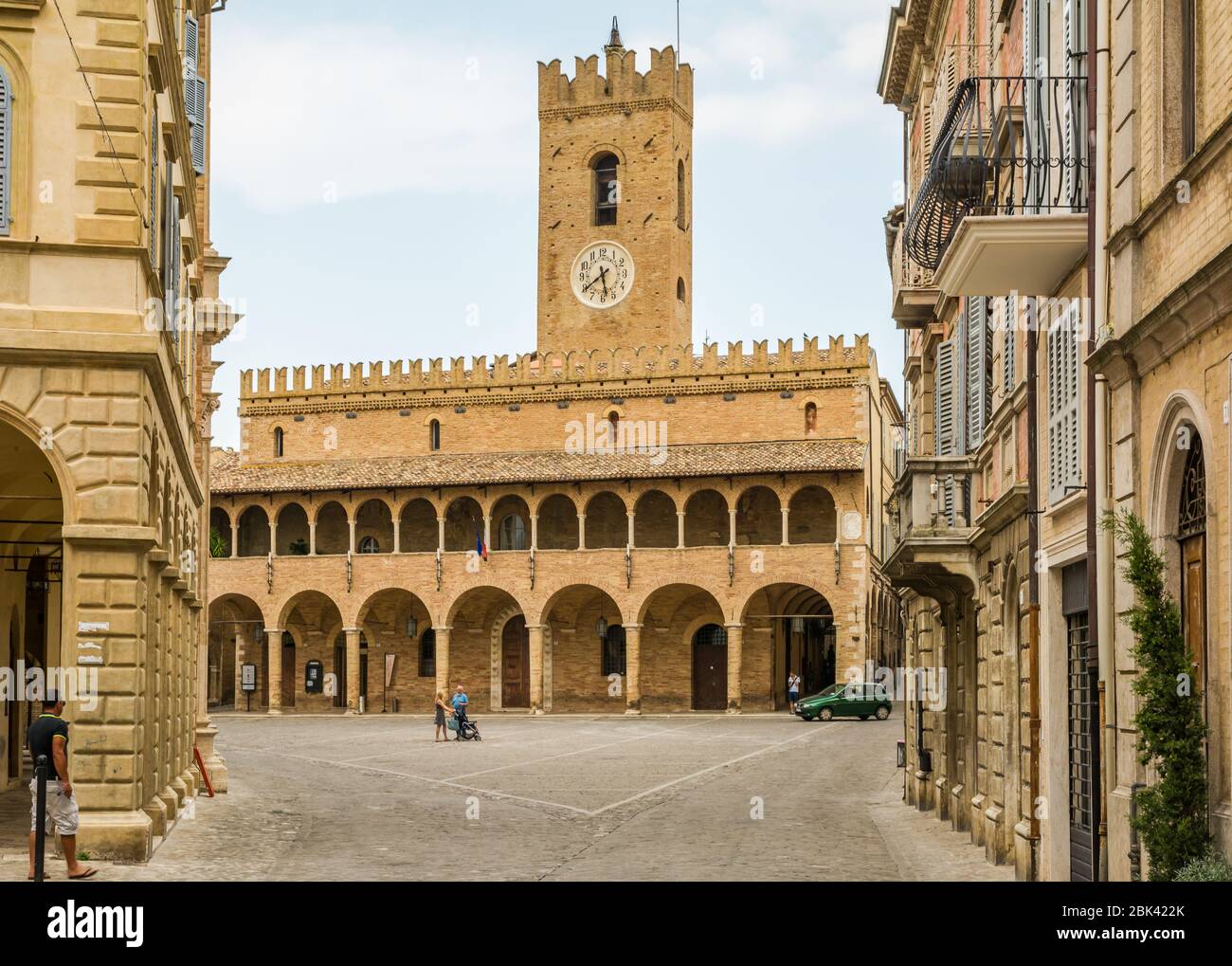 Die dreieckige hauptplatz von Offida Village, eines der schönsten Beispiele der bürgerlichen Architektur des 15.. Jahrhunderts in der Region Marken - Italien Stockfoto