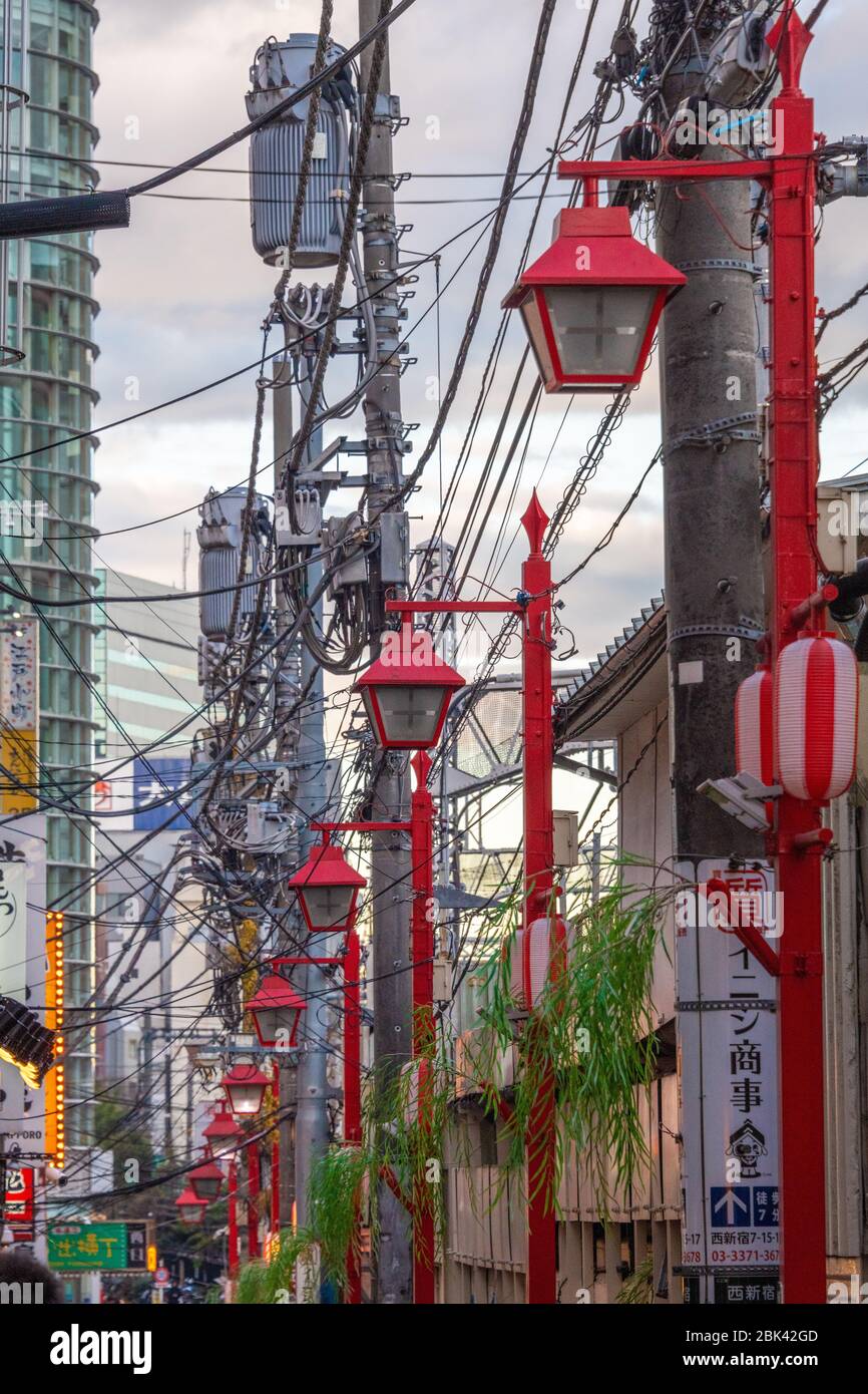 Elektrische Kabel und Pole, Shinjuku, Tokio Stockfoto