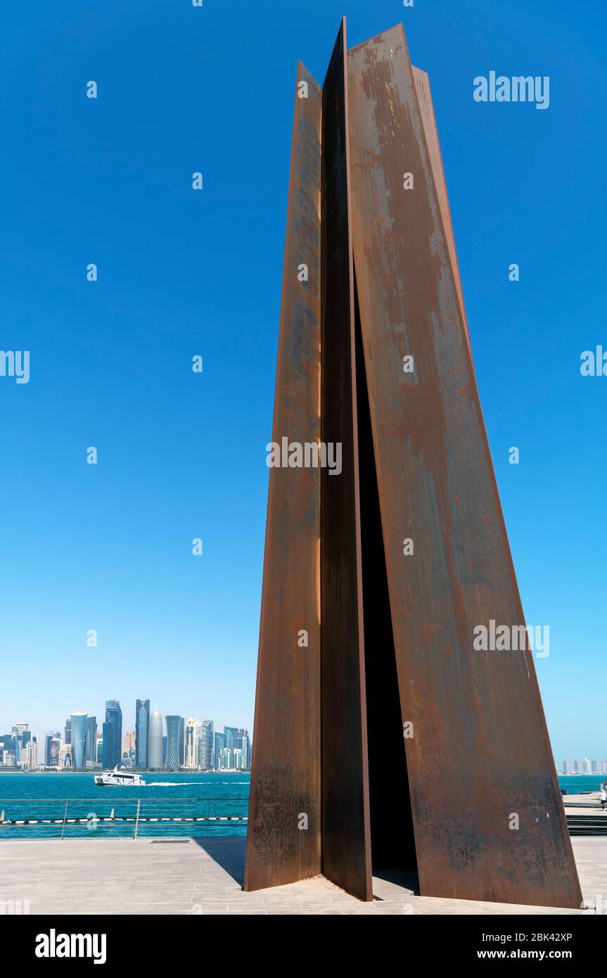 7-Skulptur von Richard Serra im MIA Park mit dem West Bay Central Business District dahinter, Doha, Katar, Mittlerer Osten Stockfoto