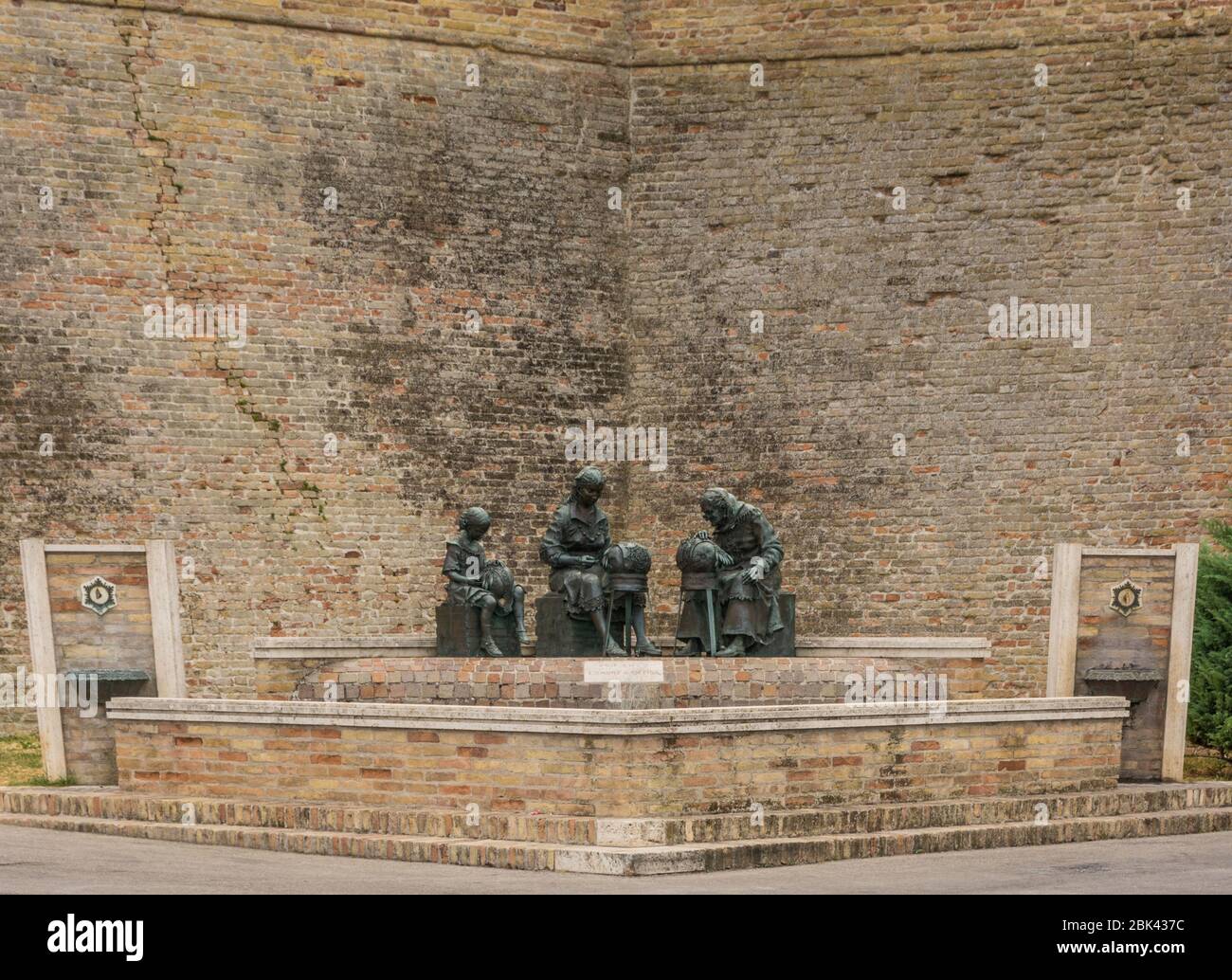 Offida in den Marken, Italien - berühmte Skulptur: Brunnen der Klöppelmacher im alten mittelalterlichen Dorf. Stockfoto