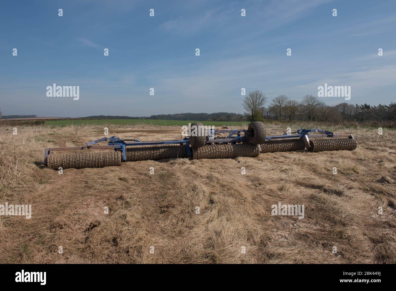 Landmaschinen, ein Cultibacker oder Cambridge ridged Roller für die Nivellierung eines Feldes in Rural Devon, England, Großbritannien Stockfoto Landmaschinen, ein Cultibacker oder Cambridge ridged Roller für die Nivellierung eines Feldes in Rural Devon, England, Großbritannien Stockfoto