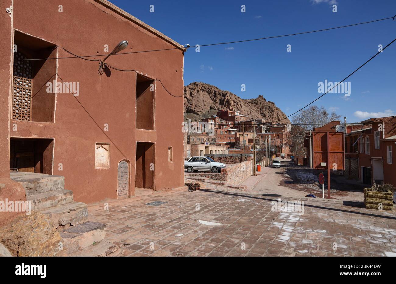 1500 Jahre altes traditionelles Dorf aus roten Lehmziegelhäusern, Abyaneh, Iran, Naher Osten Stockfoto