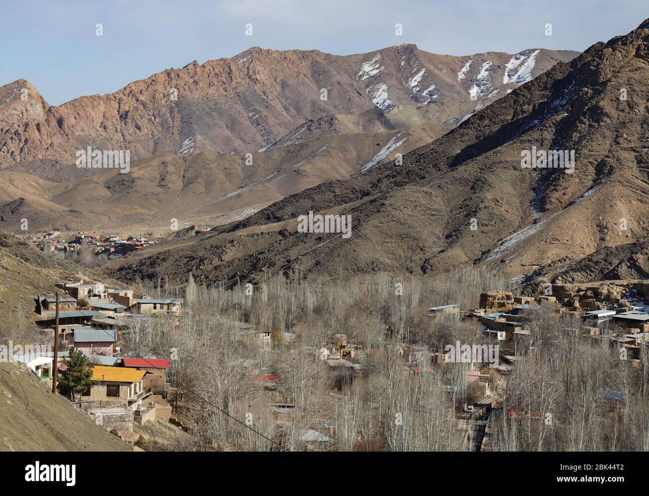 Panoramablick auf ein Dorf und Karkas Gebirge in der Nähe von Abyaneh, Esfahan Provinz, Iran, Persien, Mittlerer Osten. Stockfoto