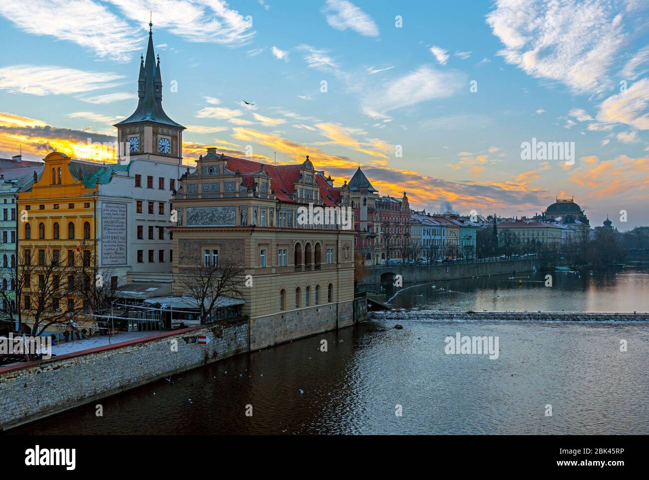 Stadtbild von Prag und der Moldau bei Sonnenaufgang, von der Karlsbrücke aus gesehen, Tschechische Republik. Stockfoto