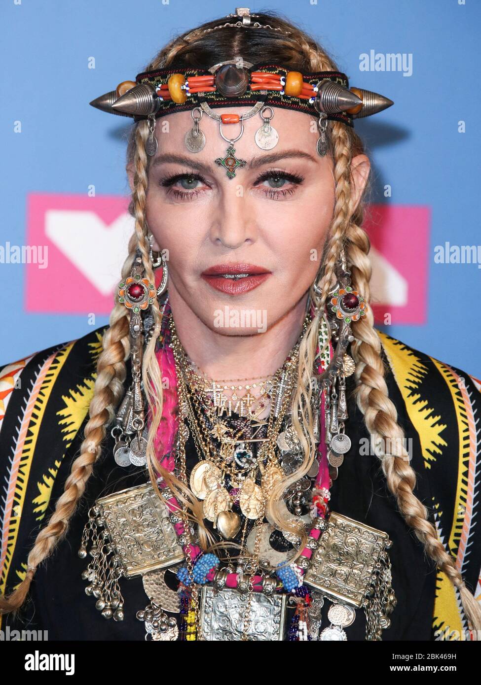 New York City, Usa. Mai 2020. (FILE) Madonna sagt, sie habe Coronavirus COVID-19 Antikörper. MANHATTAN, NEW YORK CITY, NEW YORK, USA - AUGUST 20: Sängerin Madonna trägt einen Temperley London Kimono posiert hinter der Bühne während der MTV Video Music Awards 2018, die am 20. August 2018 in der Radio City Music Hall in Manhattan, New York City, New York, USA, abgehalten wurden. (Foto von Xavier Collin/Image Press Agency) Quelle: Image Press Agency/Alamy Live News Stockfoto