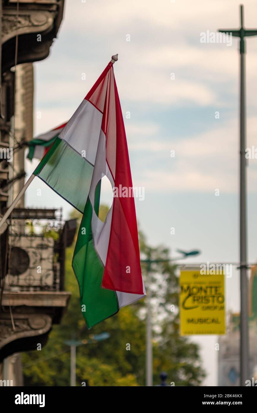 Budapest / Ungarn - 20. Oktober 2018: Ungarische Flagge mit einem Loch in der Mitte als Symbol des antisowjetischen Aufstands 1956 in Budapest, als revolut Stockfoto