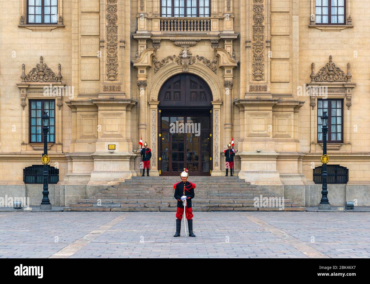 Drei Militärs in traditioneller Uniform während des täglichen Wachwechsels durch den Präsidentenpalast, Lima, Peru. Stockfoto