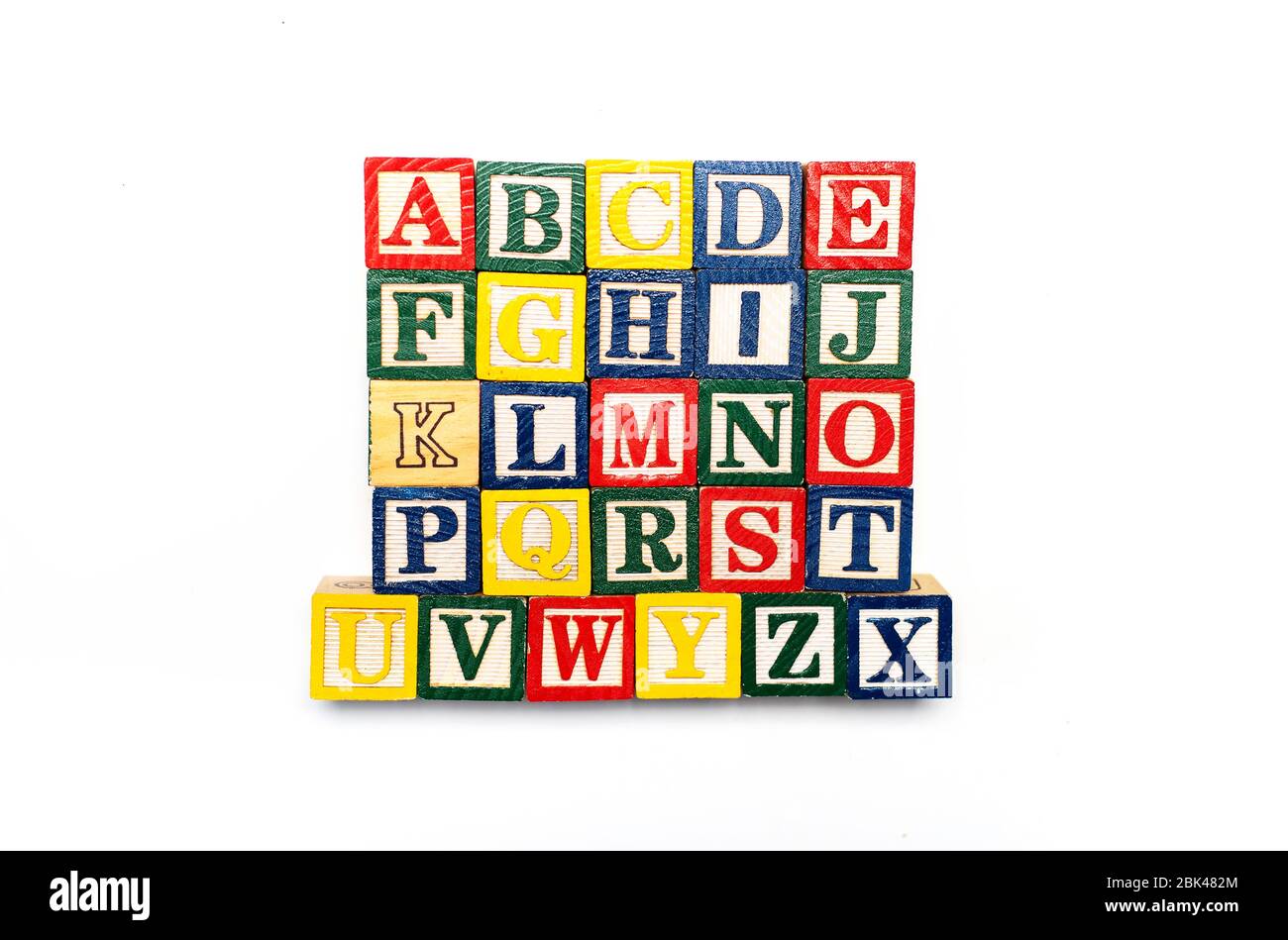 Alphabet Zeichen bestellt und geschrieben mit Holzbuchstaben, Bildung abstrakten Hintergrund Draufsicht Stockfoto