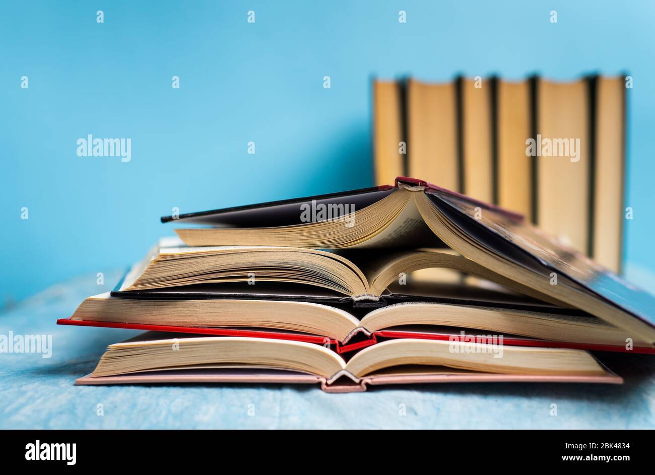 Stapel von Büchern zum Lesen mit Kopierraum, Bildung abstrakt Stockfoto