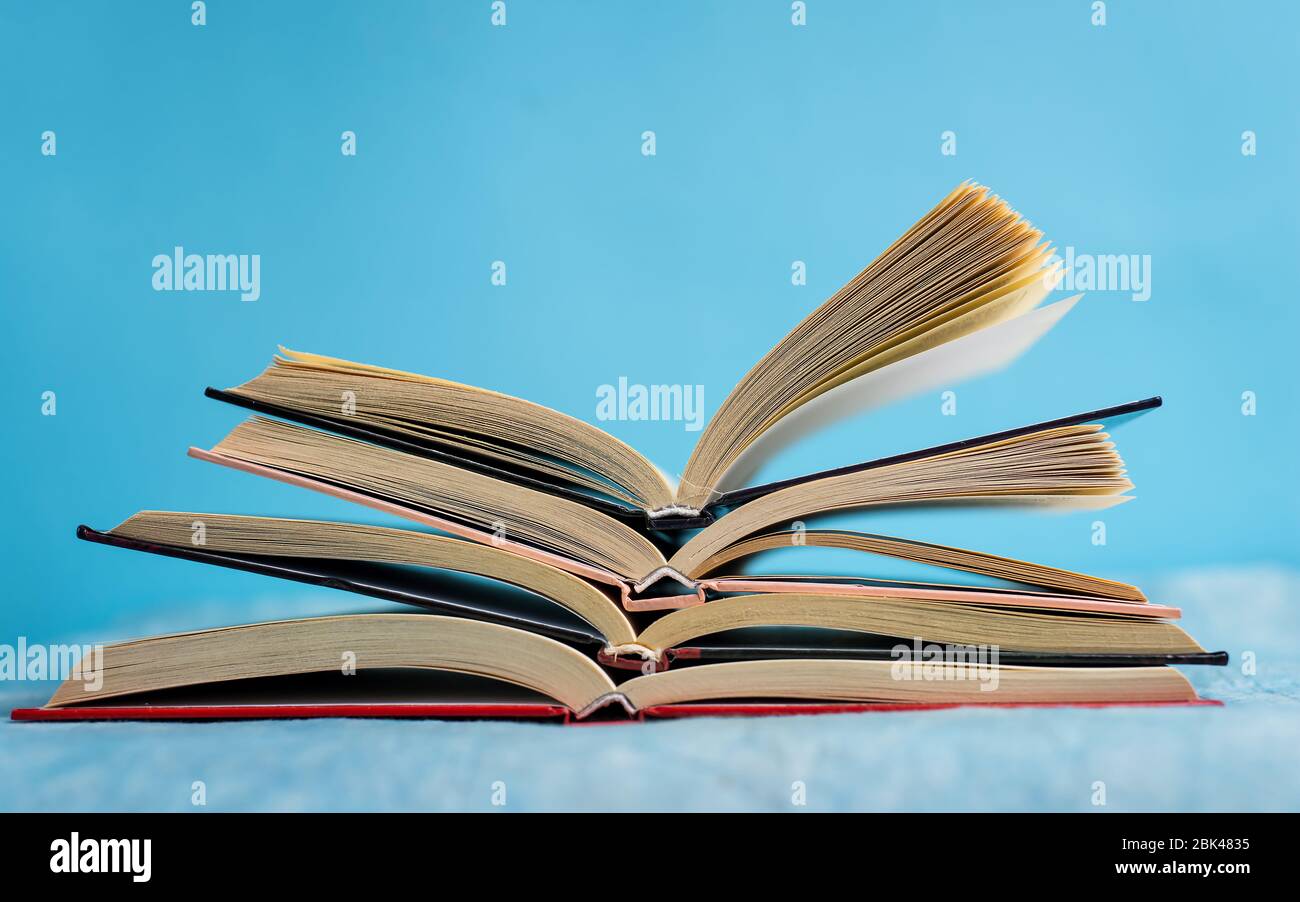Stapel von Büchern zum Lesen mit Kopierraum, Bildung abstrakt Stockfoto