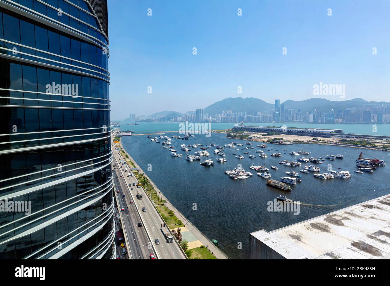 Kwun Tong Promenade in Hongkong. Es umfasst auch das Kwun Tong Typhoon Shelter, die Kwun Tong Bypass und das kommerzielle Gebäude der Quayside. Stockfoto