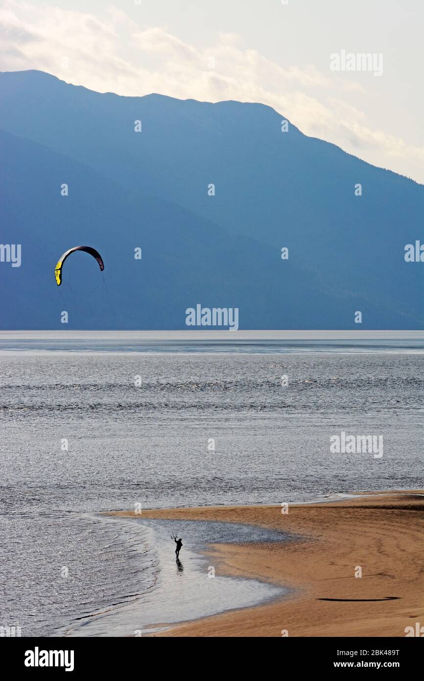 Surfer im Sommer in Alaska, wieder Arm drehen Stockfoto