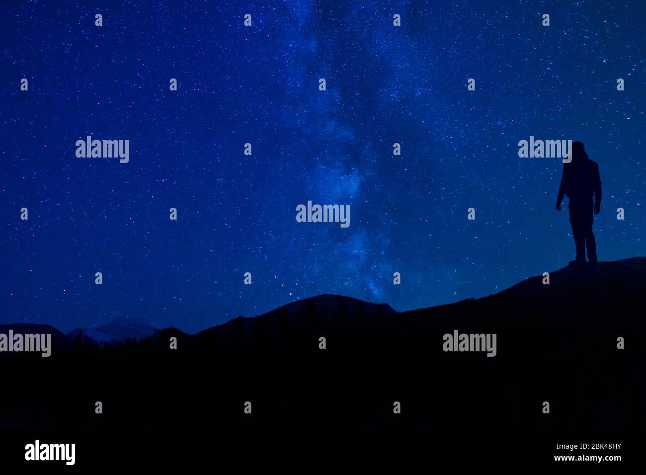 Silhouette Beim Anblick Von Galaxy Night Star Lit Skies Stockfoto