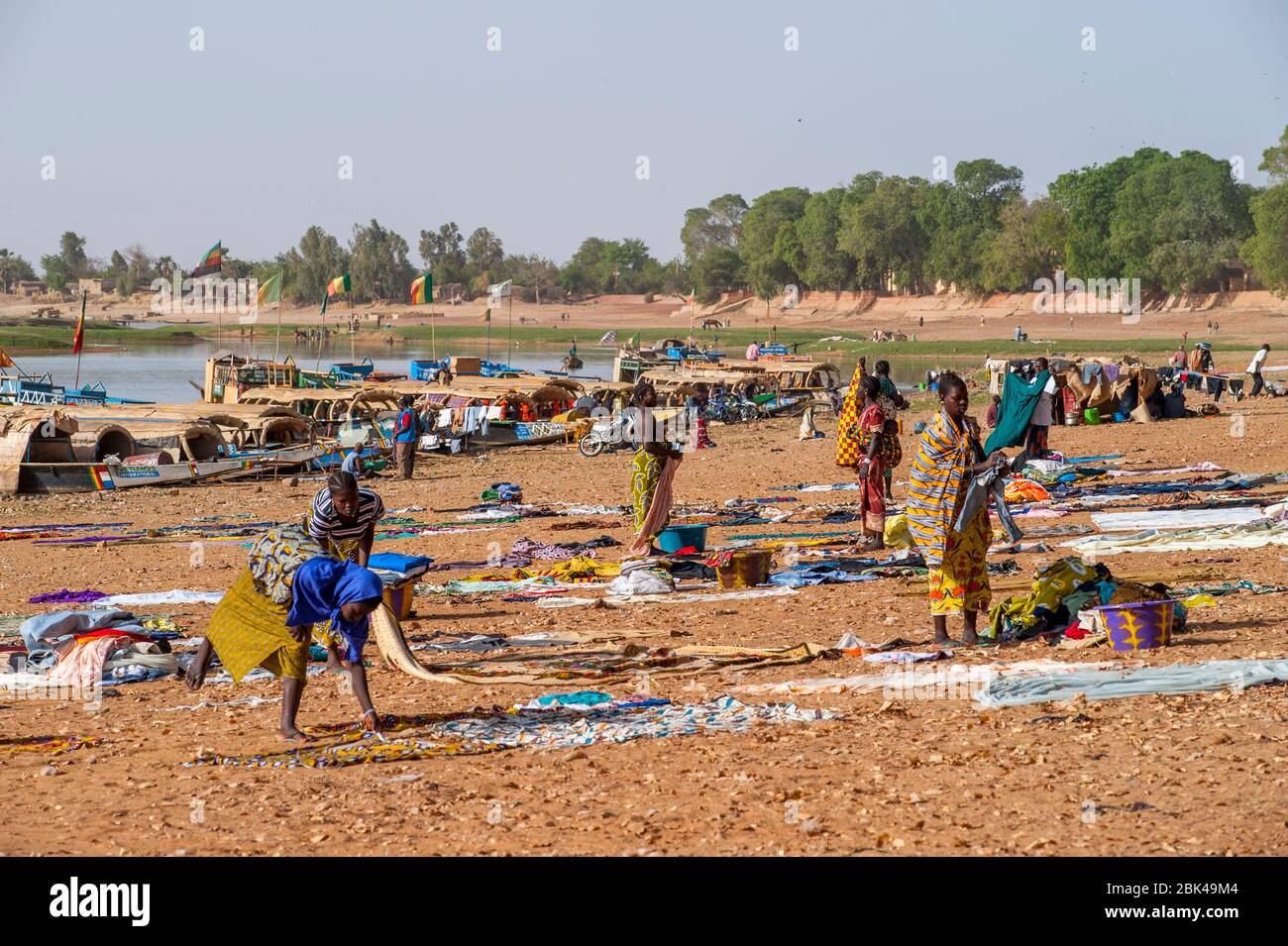 Frauen, die Wäsche am Ufer des Bani-Flusses in Mopti in Mali, Westafrika, waschen. Stockfoto