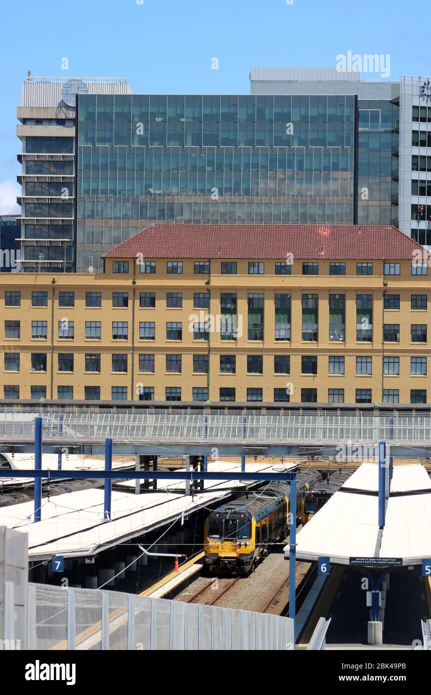 Blick in die Bahnsteige 6 und 7 am Bahnhof Wellington mit Elektrozügen am 30. November 2017 und zu Hochhäusern jenseits der Endstation Stockfoto