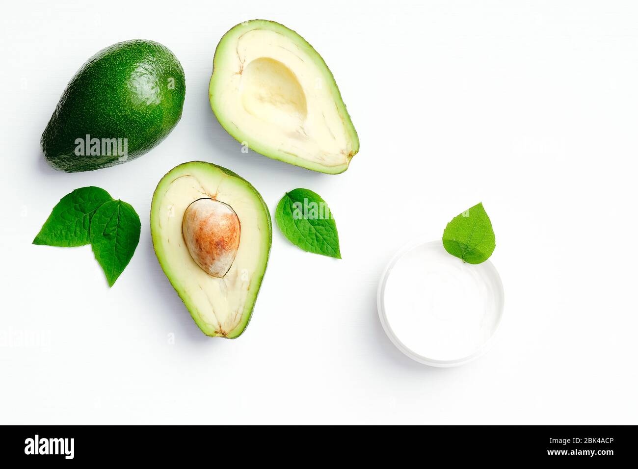 Natürliche Avocado kosmetische Creme im Glas auf weißem Hintergrund. SPA Bio Kosmetik für die Hand Hautpflege, Körperbehandlung. Flach liegend, Draufsicht Stockfoto