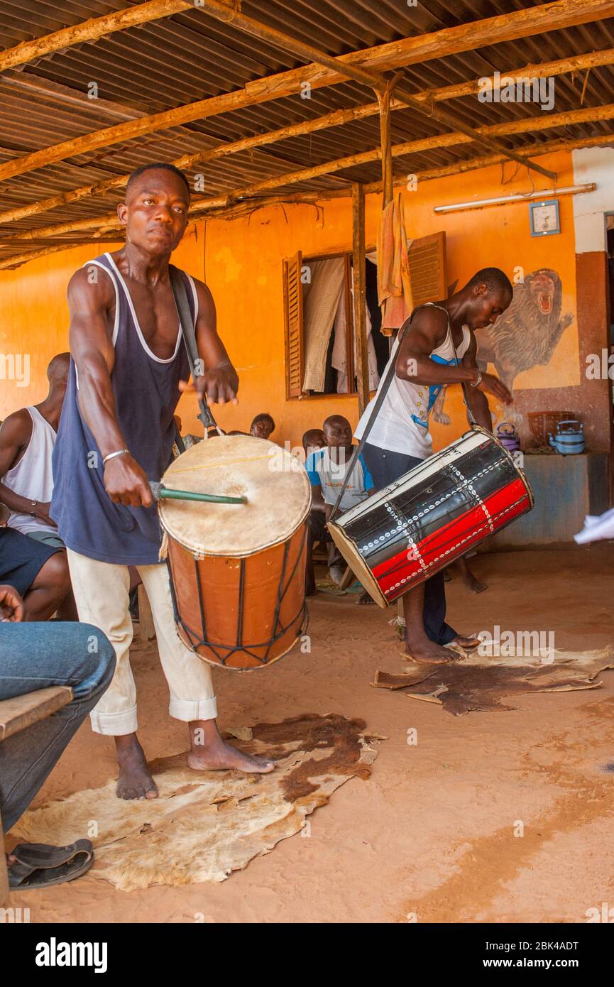 Musiker, die während einer Voodoo- oder Vodu-Zeremonie in Lome, der Hauptstadt von Togo in Westafrika, Schlagzeug spielen. Stockfoto