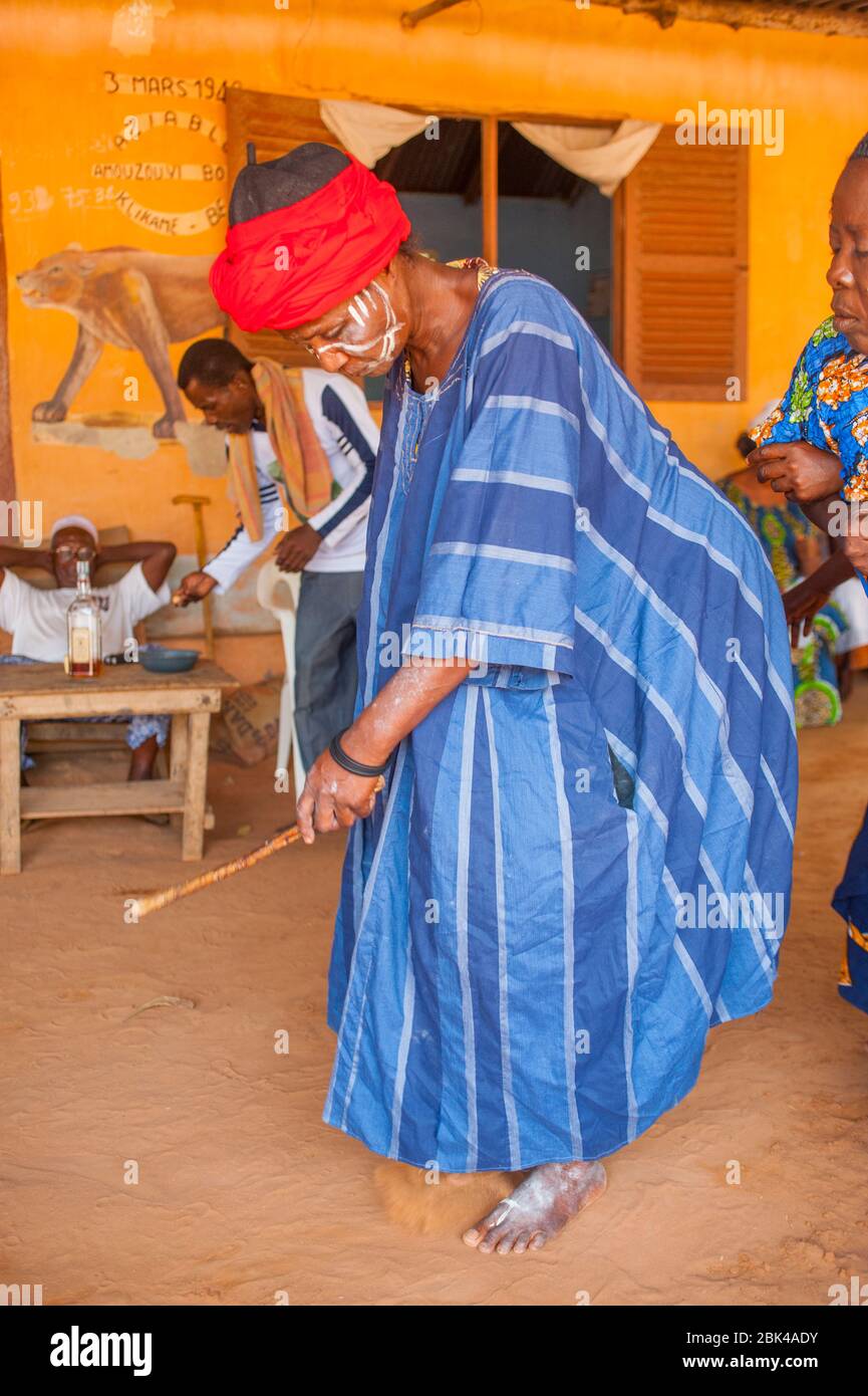 Priesterin während einer Voodoo- oder Vodu-Zeremonie in Lome, der Hauptstadt von Togo in Westafrika. Stockfoto