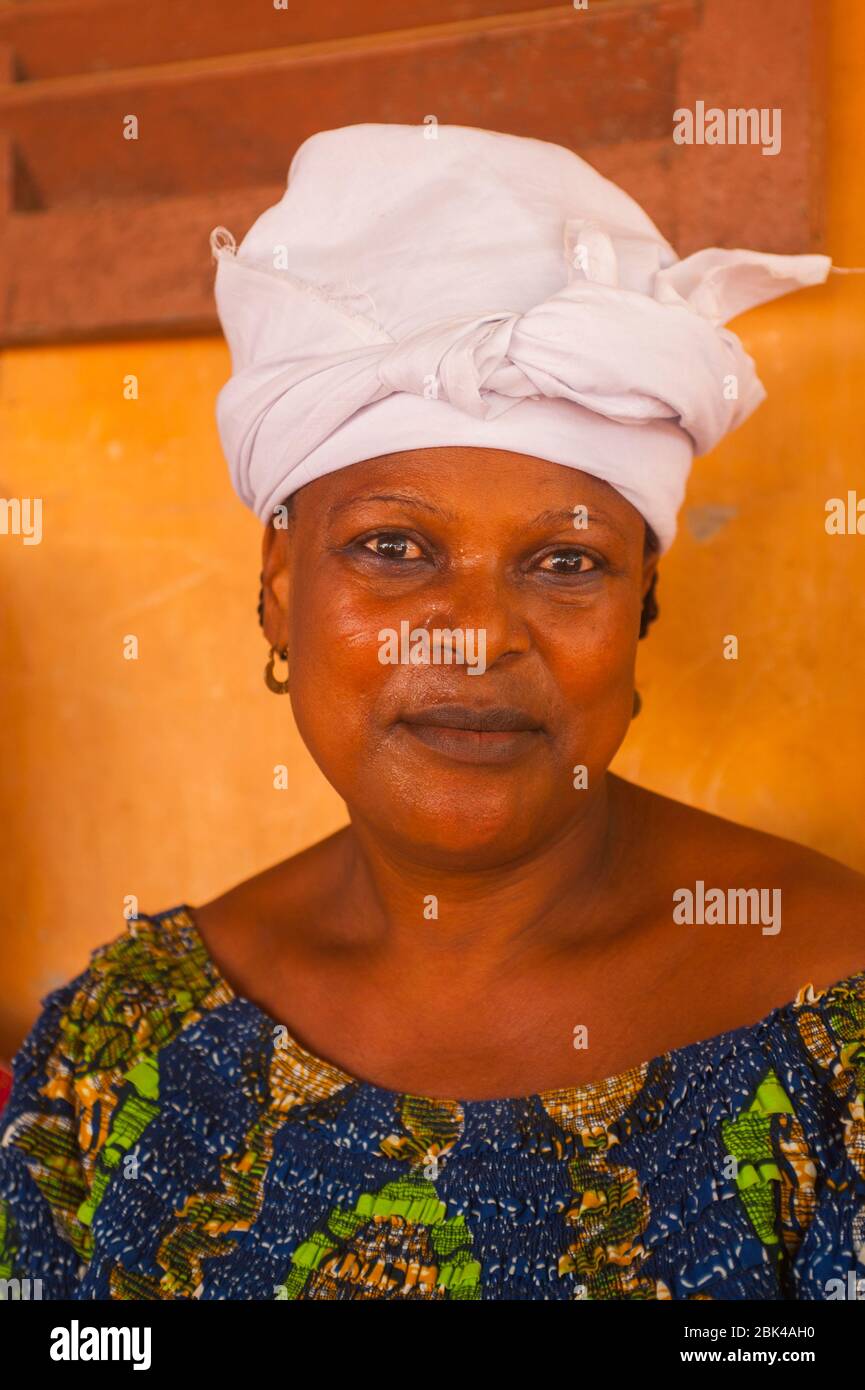 Porträt einer Frau während einer Voodoo- oder Vodu-Zeremonie in Lome, der Hauptstadt von Togo in Westafrika. Stockfoto