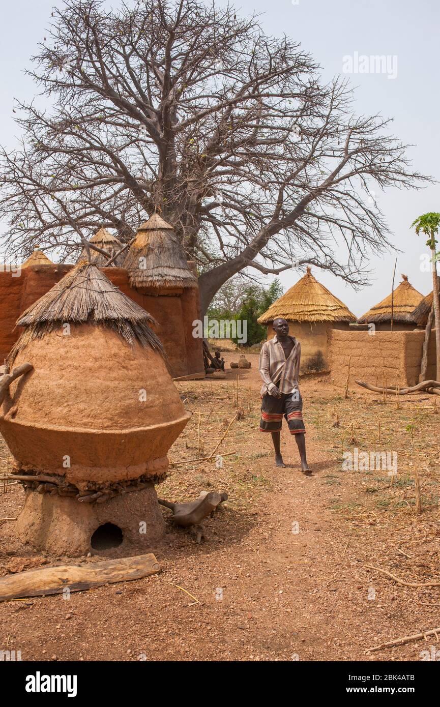 Ein Getreidespeicher in einem Lehmziegelgebäude namens Tata oder Takienta (UNESCO-Weltkulturerbe), der Tammari oder Batammariba in der Tamberma VA Stockfoto