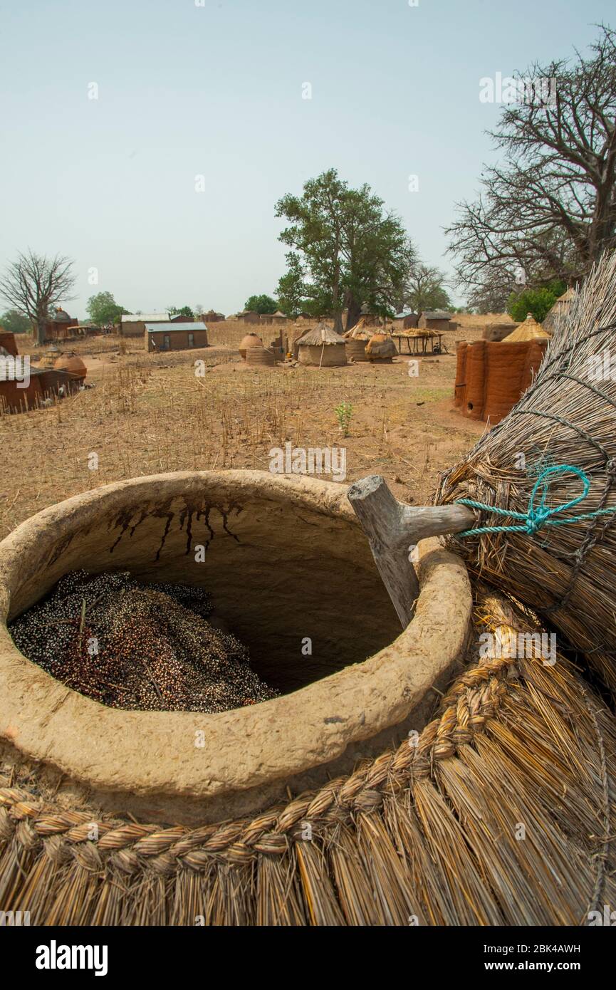 Ein Getreidespeicher in einem Lehmziegelgebäude namens Tata oder Takienta (UNESCO-Weltkulturerbe), der Tammari oder Batammariba in der Tamberma VA Stockfoto
