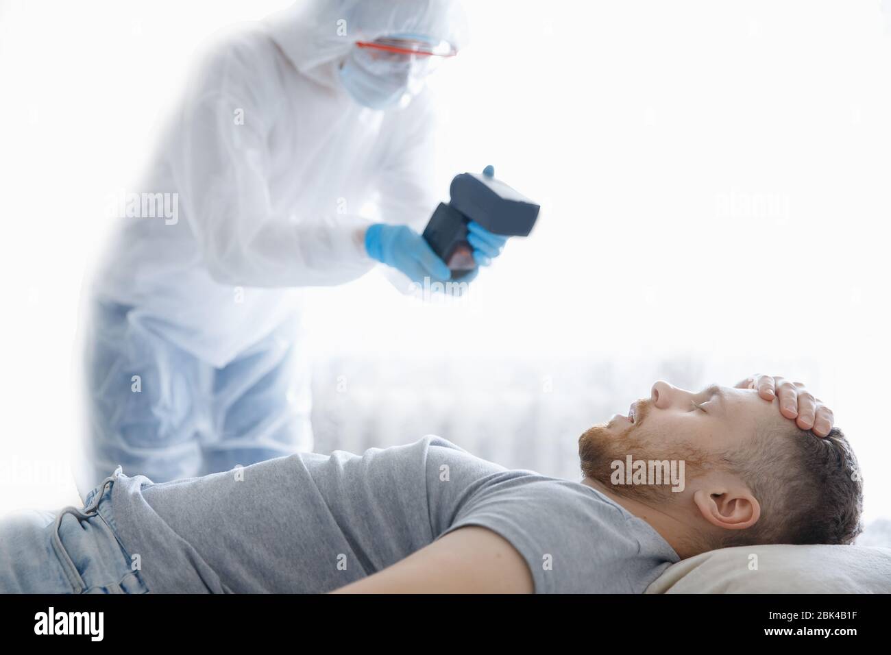 Coronavirus Quarantäne Zimmer Krankenhaus mit Virus Krankheit Kontrolle Experte. Arzt Biohazard machen Behandlung infizierten Patienten covid-19 Stockfoto