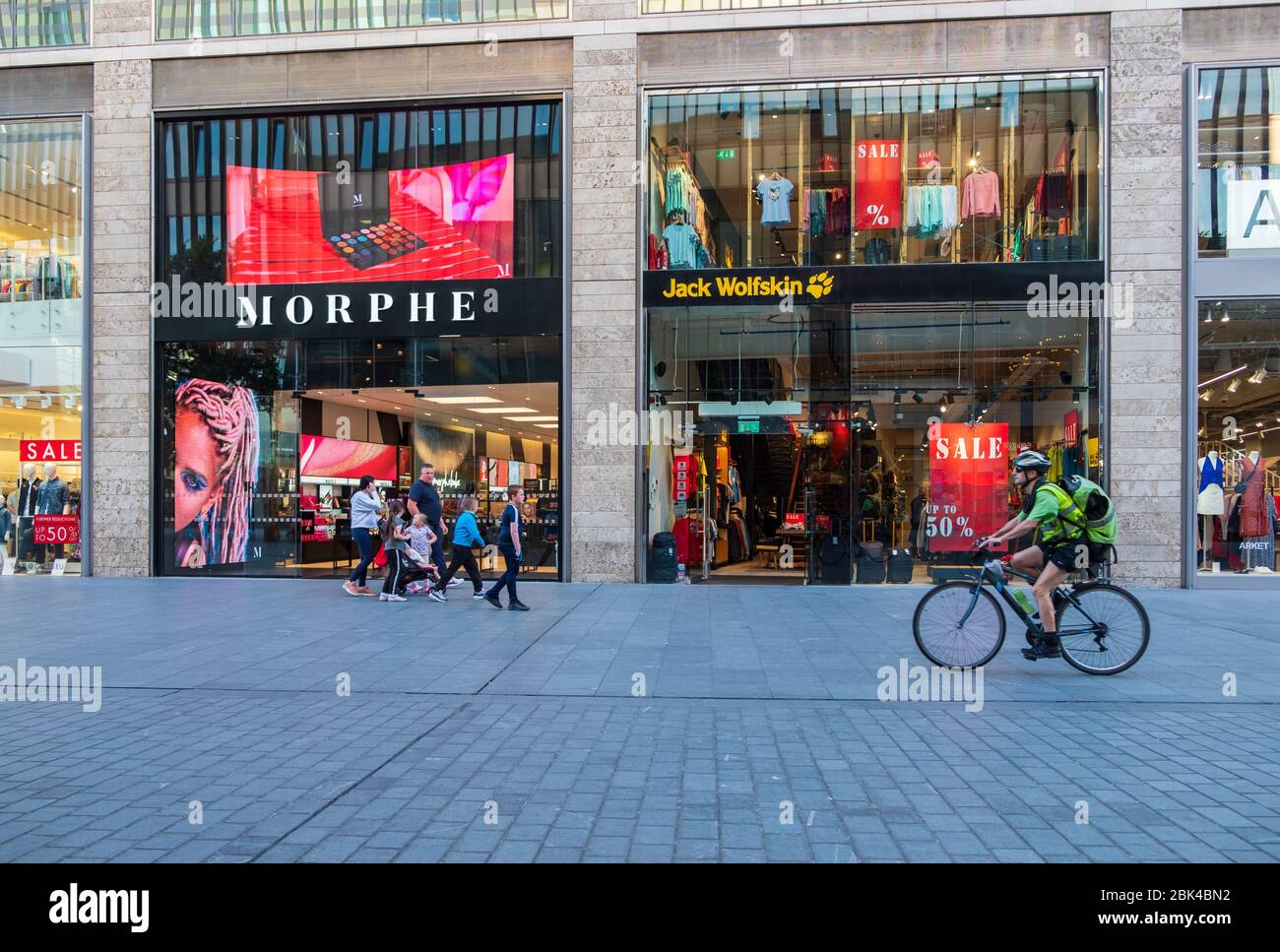 Liverpool, Großbritannien - 18. Juli 2019: Menschen schlendern auf der Paradise Street durch das Einkaufsviertel Liverpool ONE in Liverpool als Radfahrerkammer Stockfoto