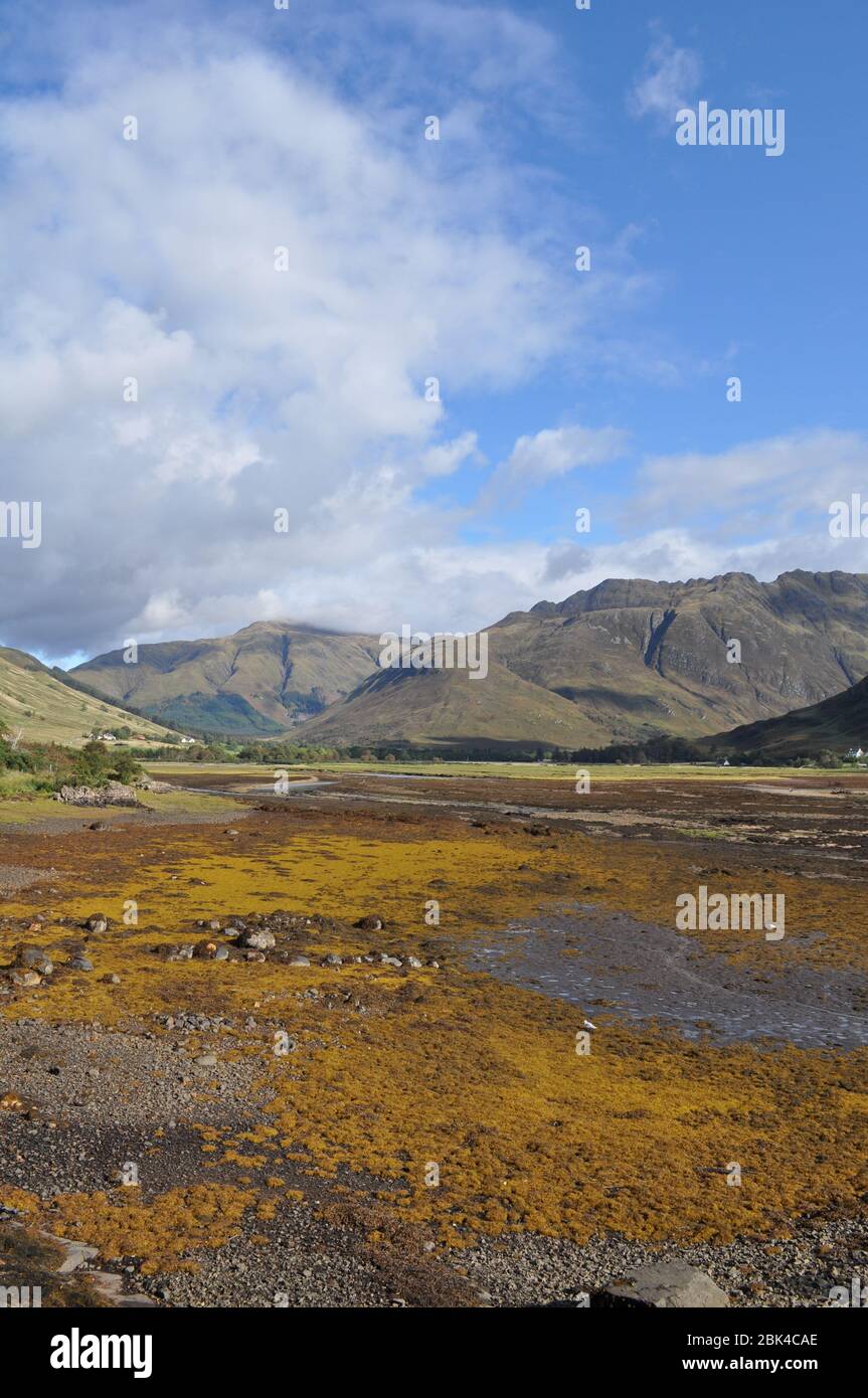Beinn Fhada in der Kintail-Bergkette im schottischen Hochland. Von der Croe bei Ebbe aus gesehen. Stockfoto