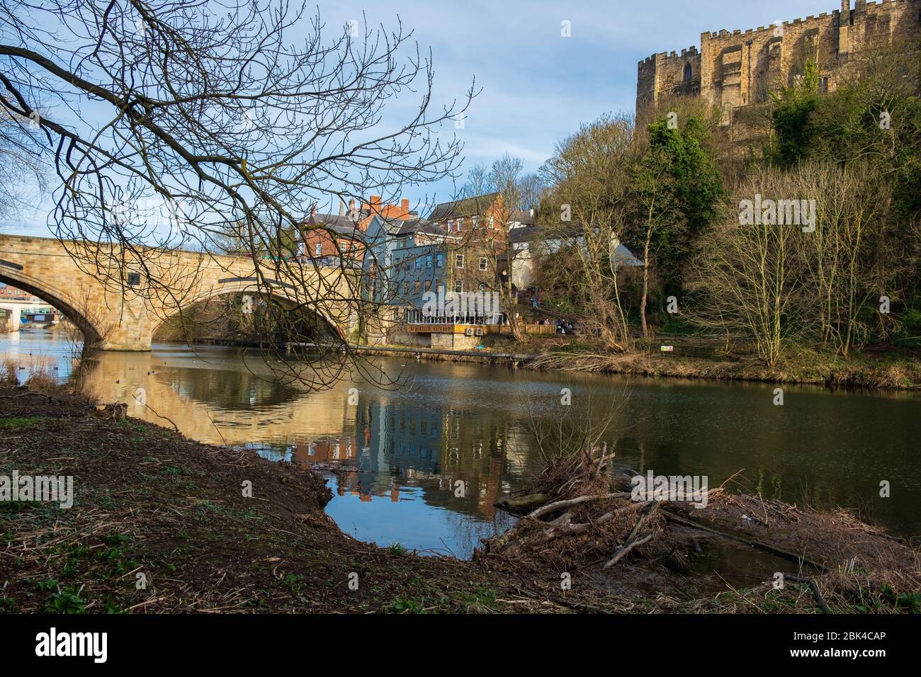 Durham, Großbritannien - 21. Februar 2019: Durham Cathedral, Framwellgate Bridge and River Wear in Durham, Großbritannien Stockfoto