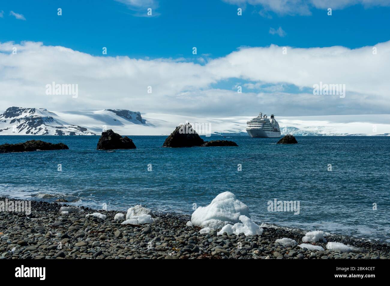 Kreuzfahrtschiff Seabourn Quest an der polnischen Forschungsstation Arctowski auf King George Island in der South Shetland Island Gruppe, Antarktis Stockfoto