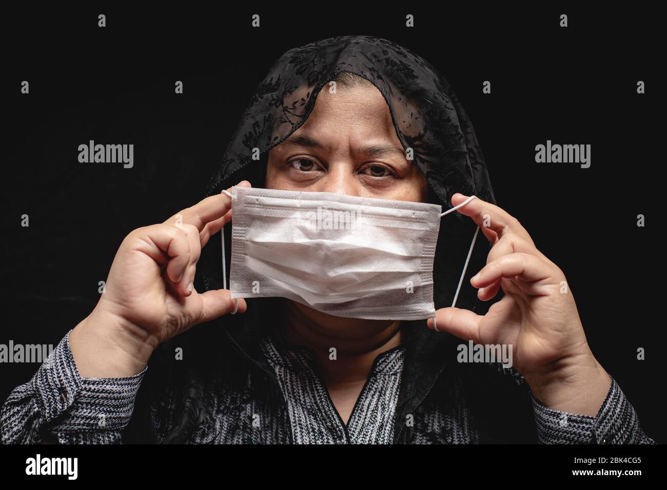 Frau, die eine medizinische Schutzmaske trägt. Covid-19 Coronavirus-Konzept Stockfoto