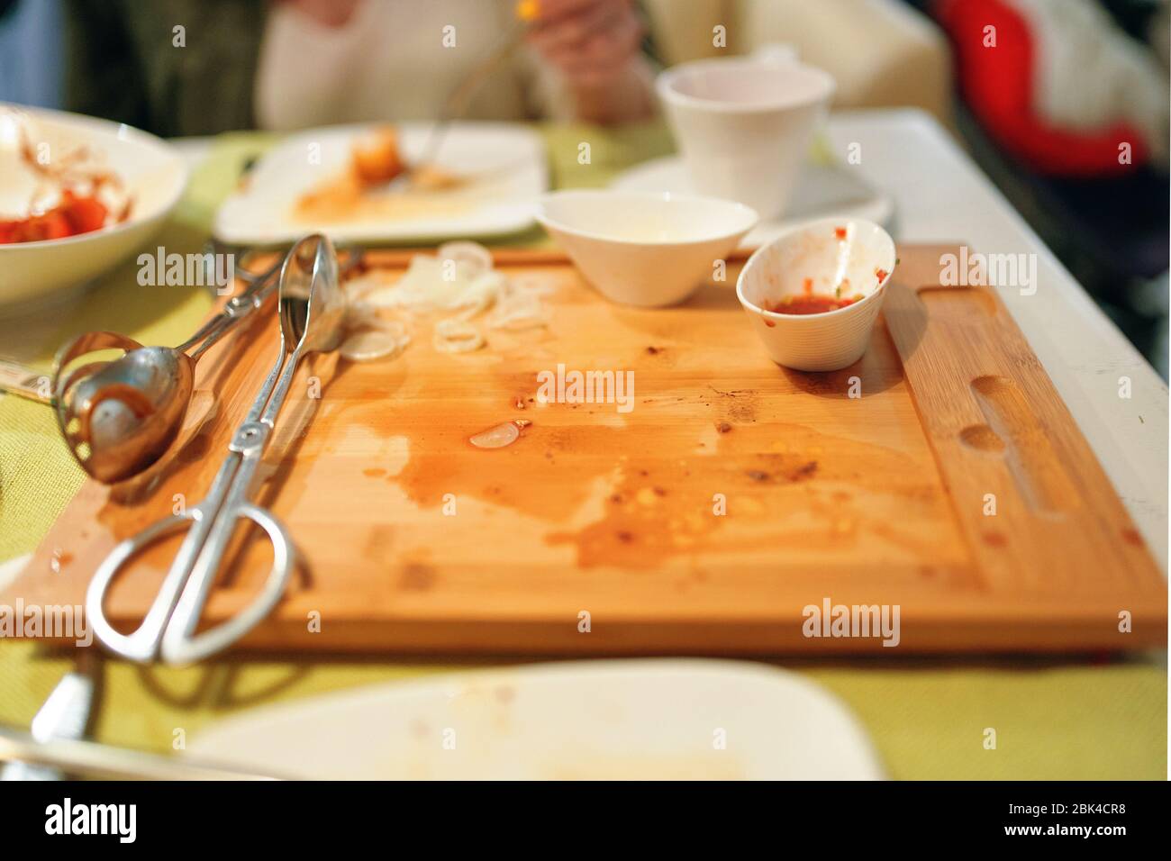 Dreckige Holzverkleidung nach dem Frühstück. Leerer und dreckiger Teller  mit einer Gabel und Essensstückchen nach dem Mittagessen auf dem Tisch  Stockfotografie - Alamy