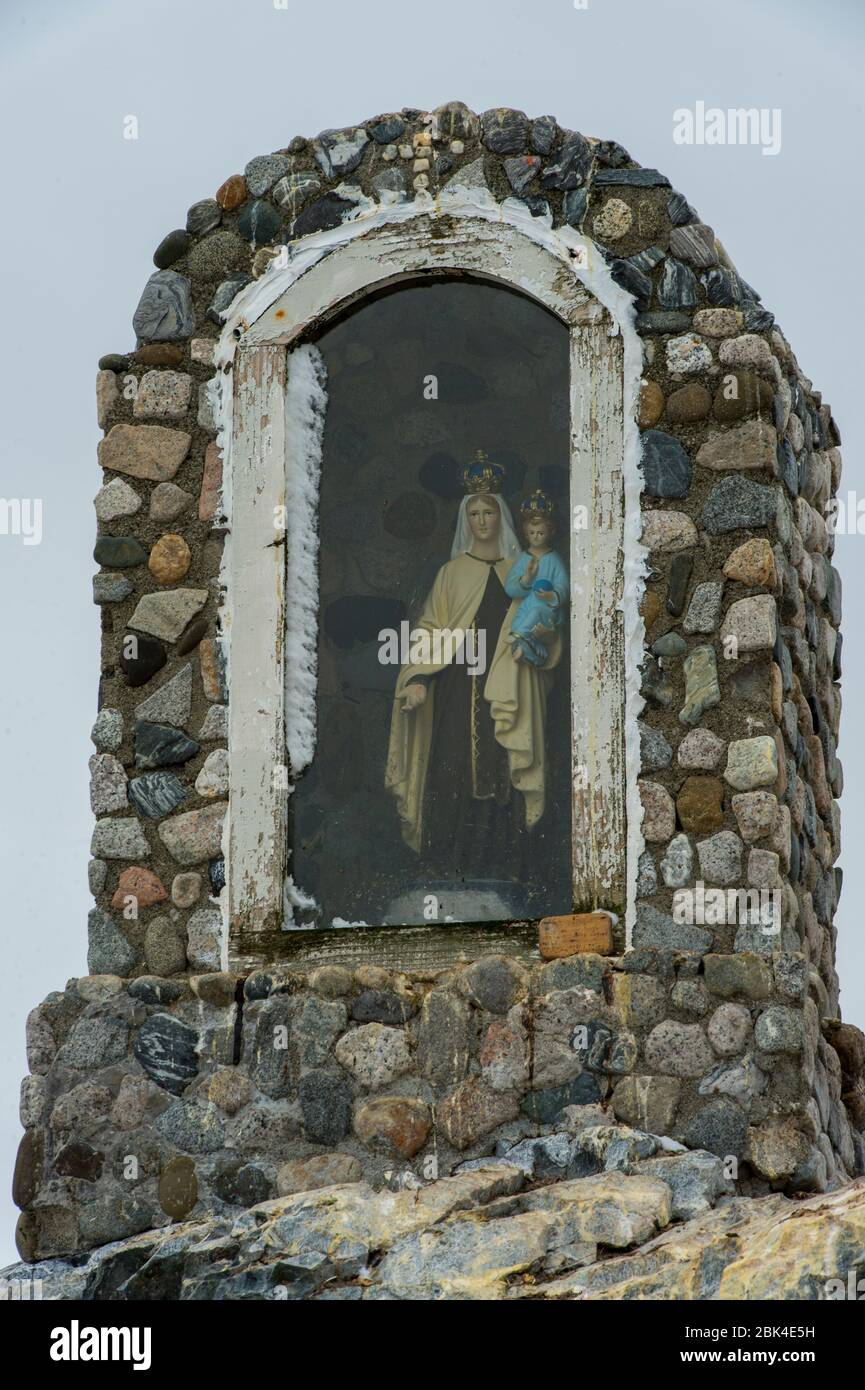 Ein katholischer Schrein mit der Madonna und Kind an der chilenischen Station Gonz૥z Videla, auf dem antarktischen Festland Waterboat Point in Paradise Bay, die Stockfoto