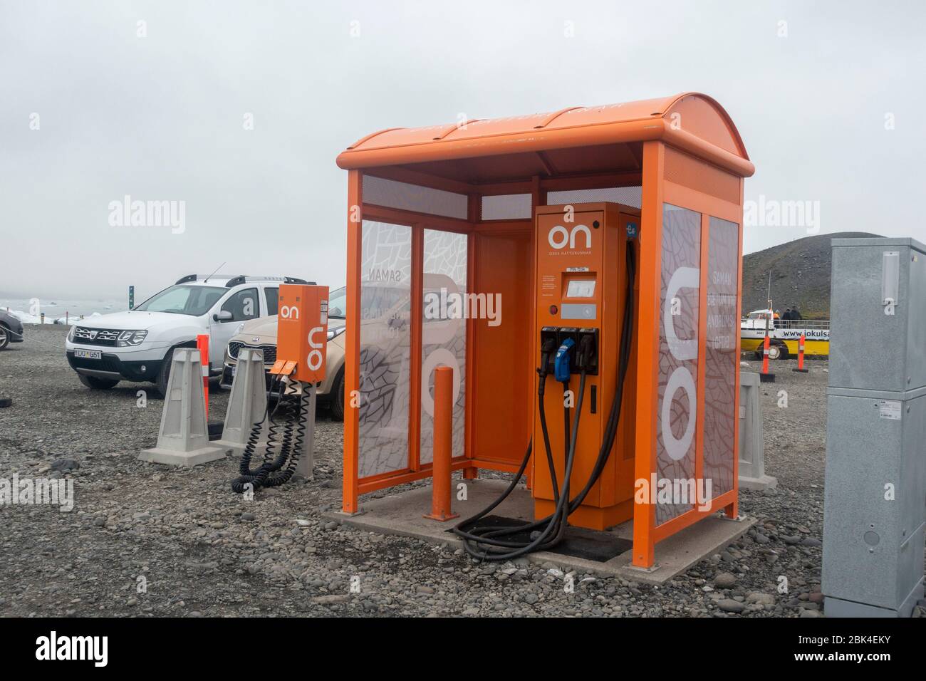 Ein Elektrofahrzeug Schnellladestelle (AUF Power/Orka náttúrunnar) auf einem Parkplatz neben der Jokulsarlon Lagune, Südisland. Stockfoto